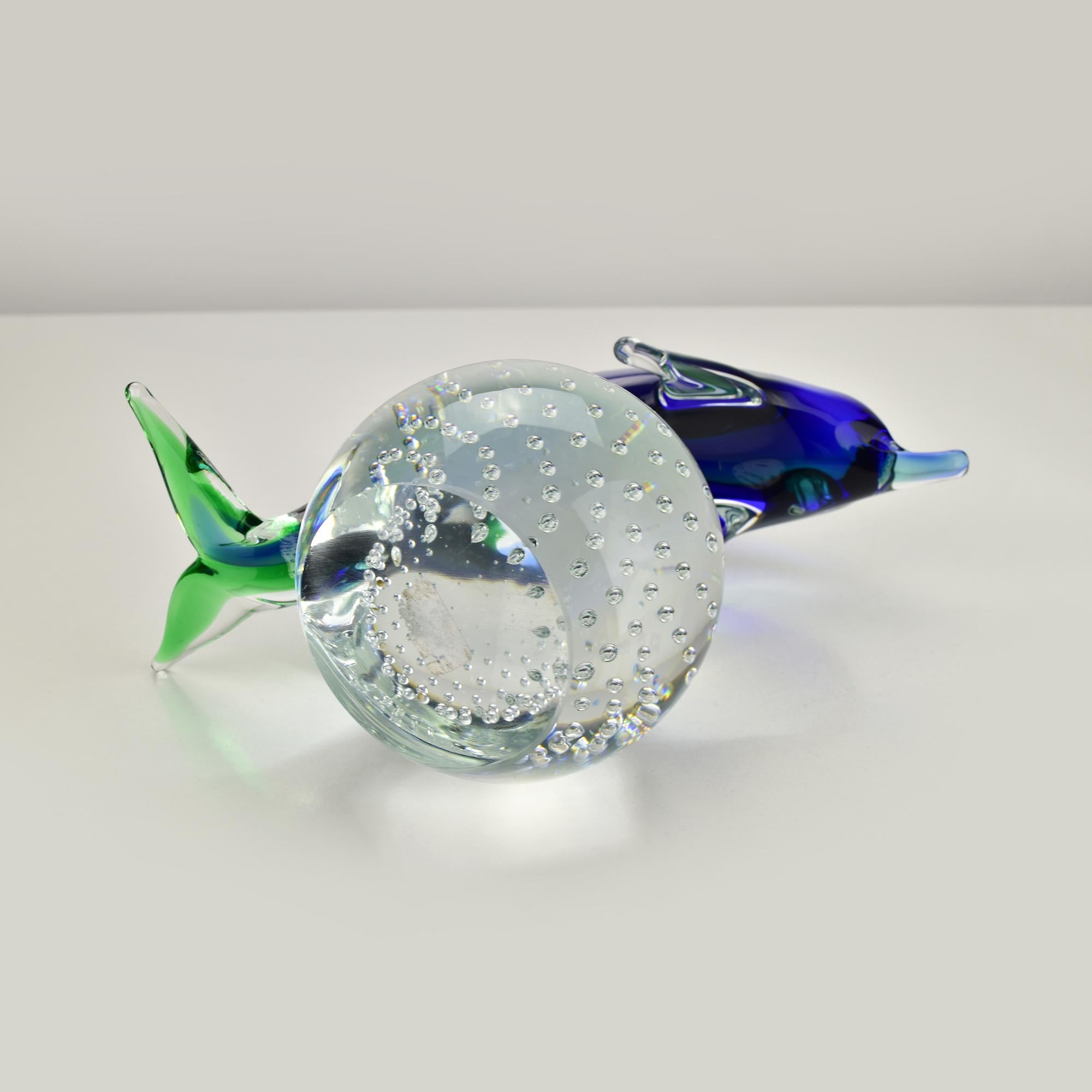 Fin du 20e siècle Murano Sommerso Glass Dolphin Sculpture by V.I.C. on Bullicante Base (Sculpture de dauphin en verre de Murano Sommerso par V.I.C. sur base bullicante) en vente