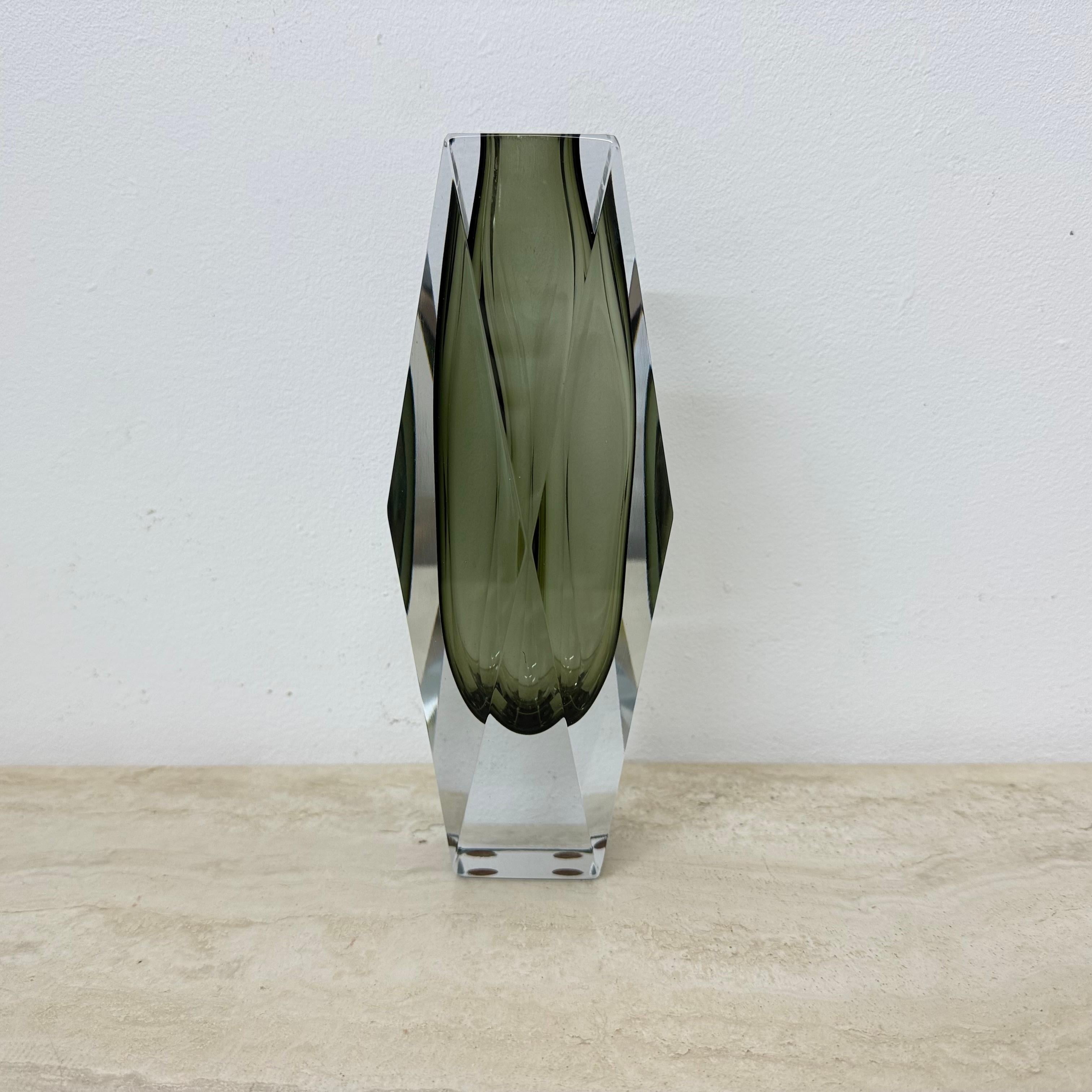 Jarrón facetado de cristal de Murano Sommerso de Flavio Poli , años 70 en venta 4