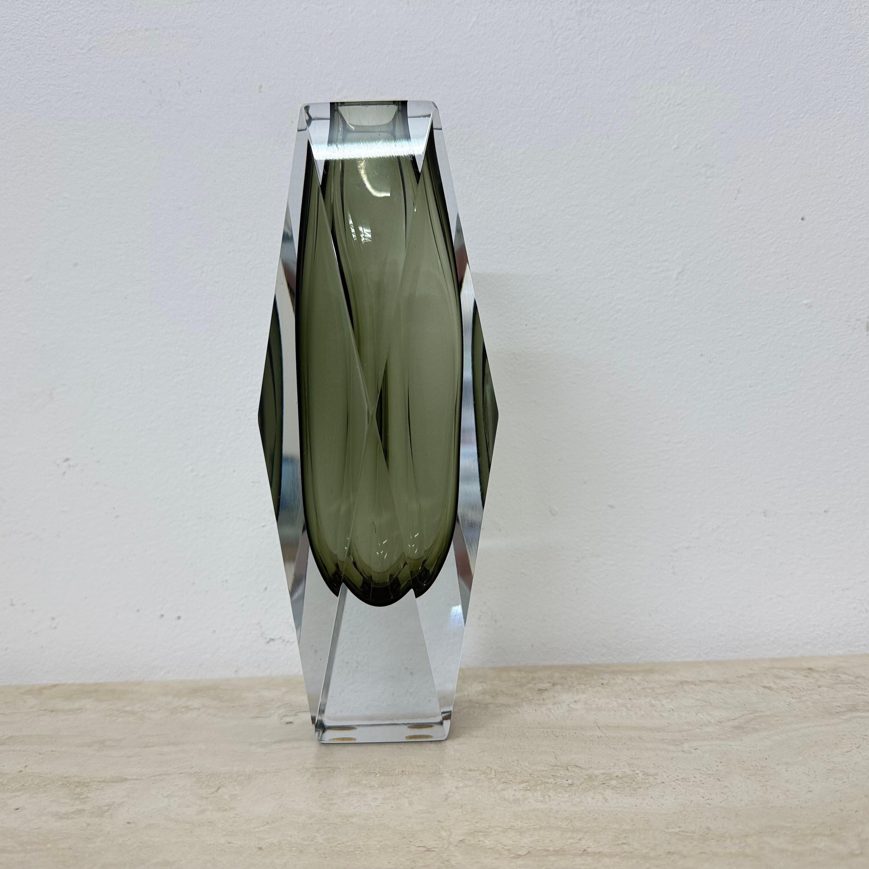 Jarrón facetado de cristal de Murano Sommerso de Flavio Poli , años 70 en venta 5