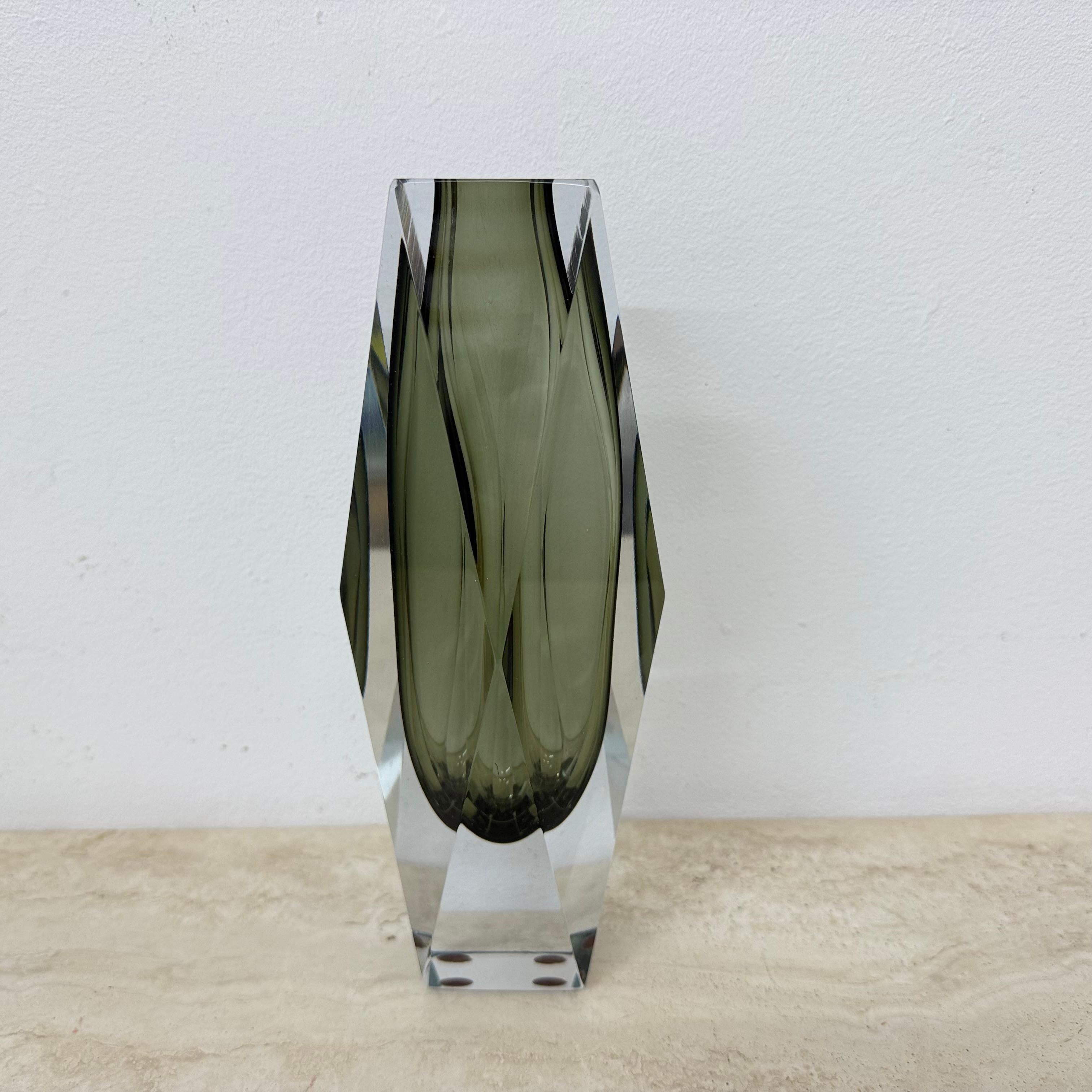 Jarrón facetado de cristal de Murano Sommerso de Flavio Poli , años 70 en venta 7