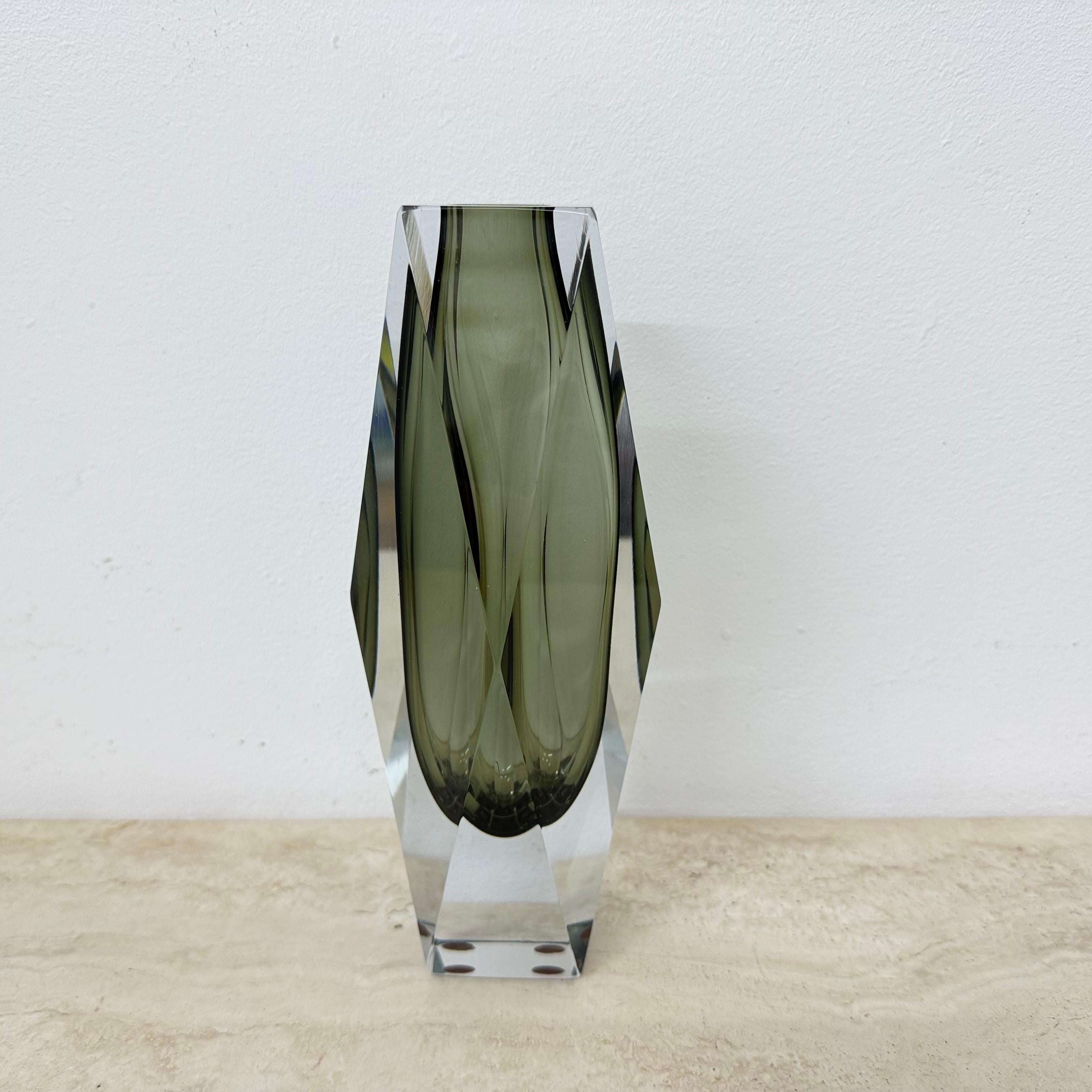 Jarrón facetado de cristal de Murano Sommerso de Flavio Poli , años 70 en venta 8
