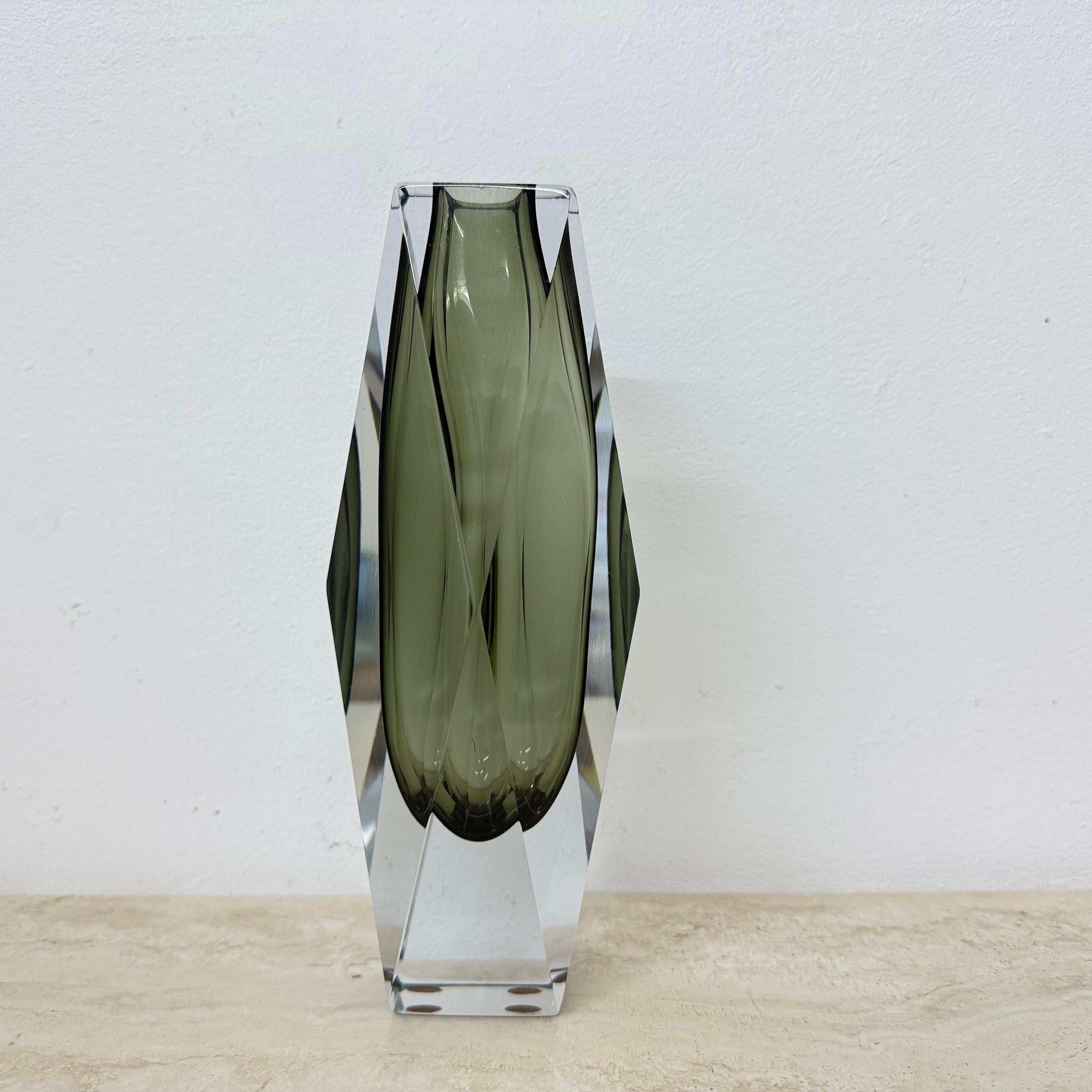 Jarrón facetado de cristal de Murano Sommerso de Flavio Poli , años 70 en venta 9