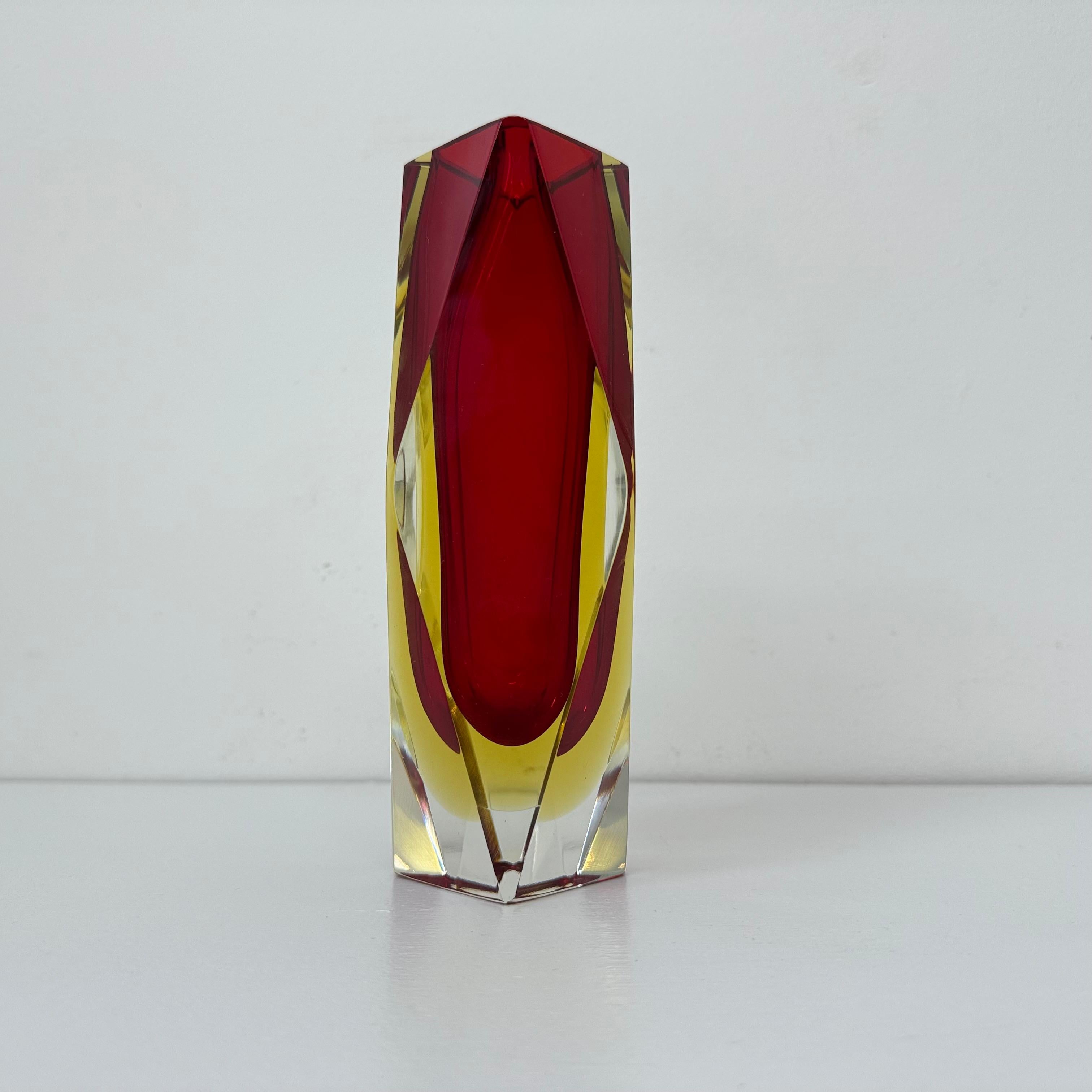 Mid-Century Modern Vase à facettes en verre Murano Sommerso par Flavio Poli , années 1970 en vente