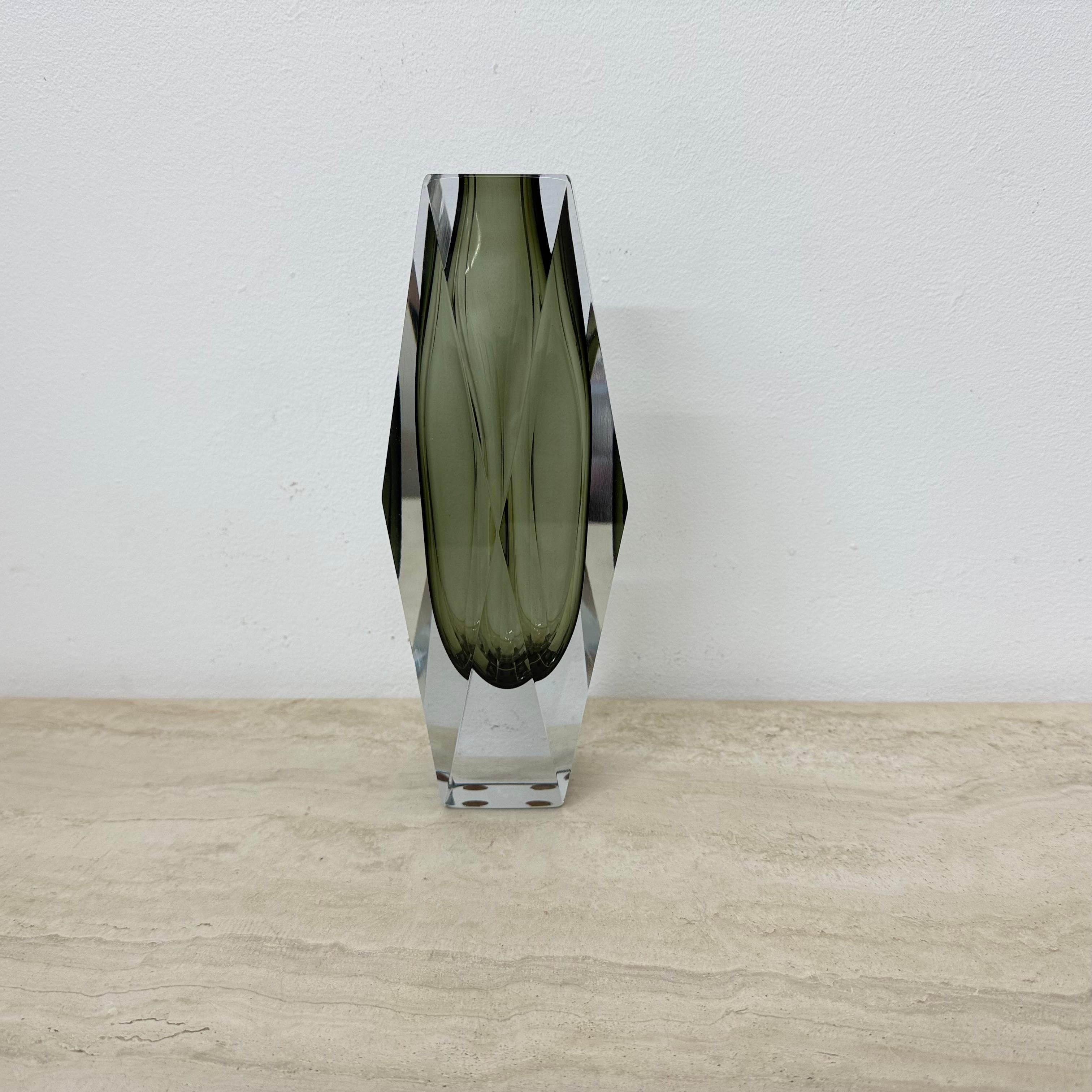 Jarrón facetado de cristal de Murano Sommerso de Flavio Poli , años 70 Moderno de mediados de siglo en venta