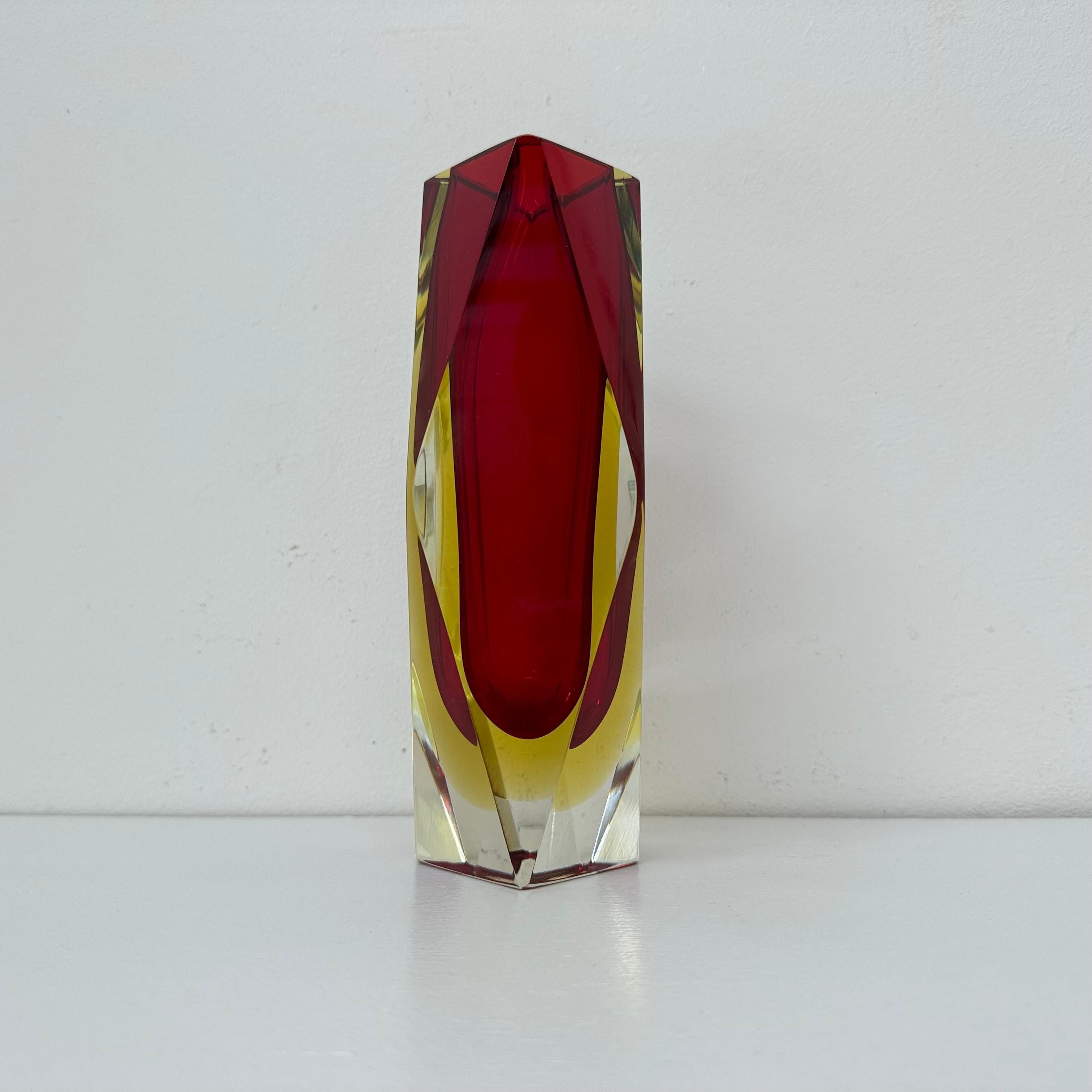 italien Vase à facettes en verre Murano Sommerso par Flavio Poli , années 1970 en vente