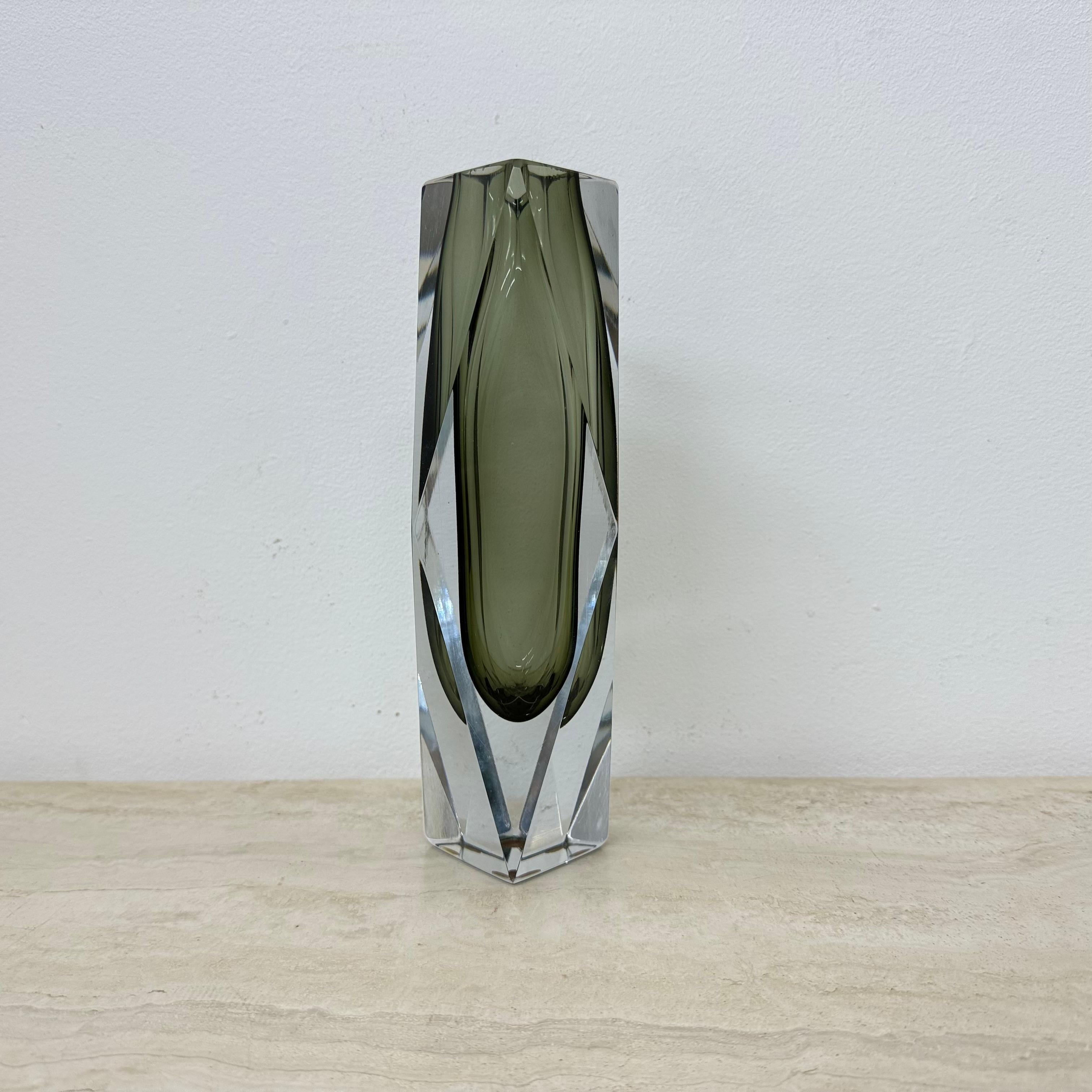 Jarrón facetado de cristal de Murano Sommerso de Flavio Poli , años 70 Italiano en venta