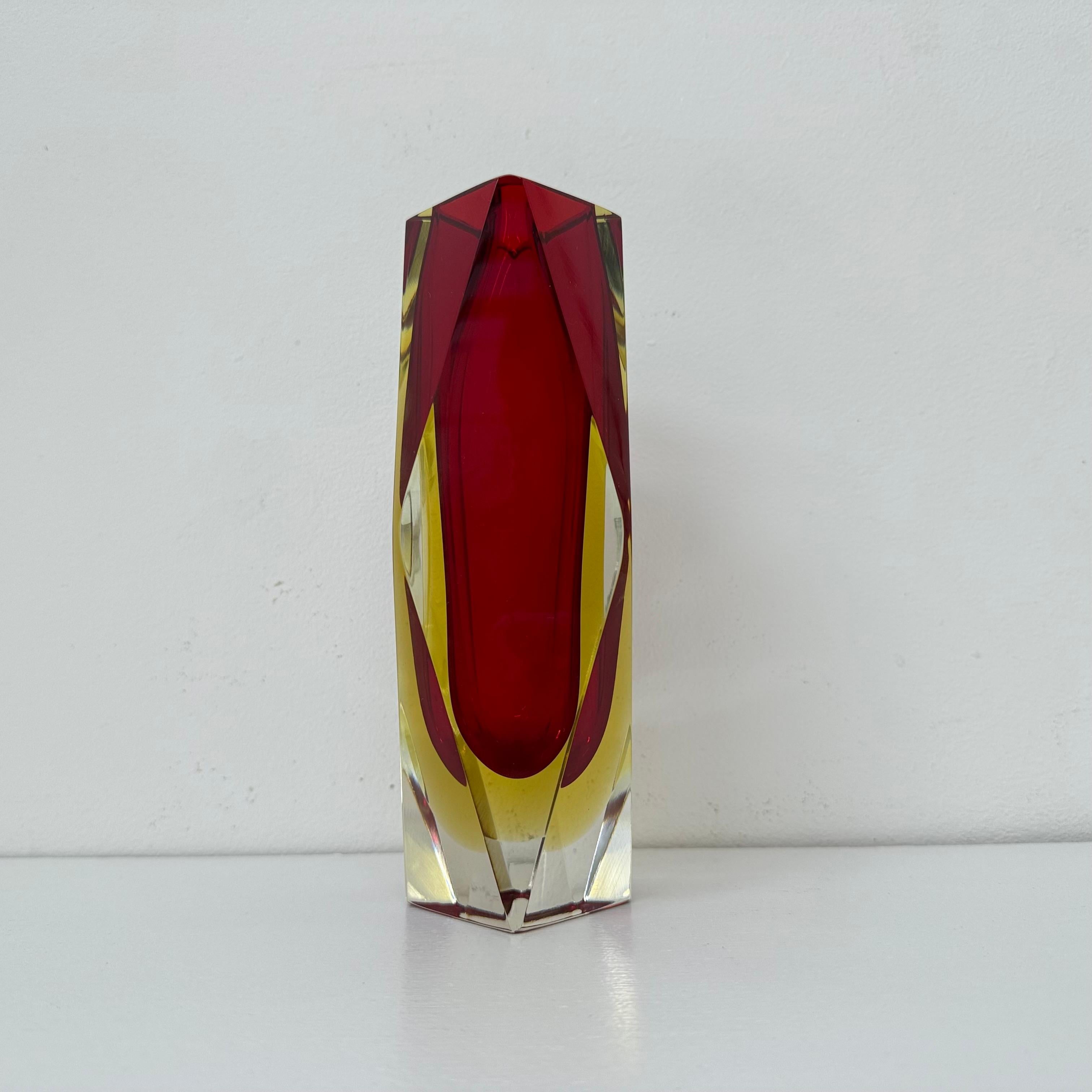 Vase à facettes en verre Murano Sommerso par Flavio Poli , années 1970 Bon état - En vente à Delft, NL