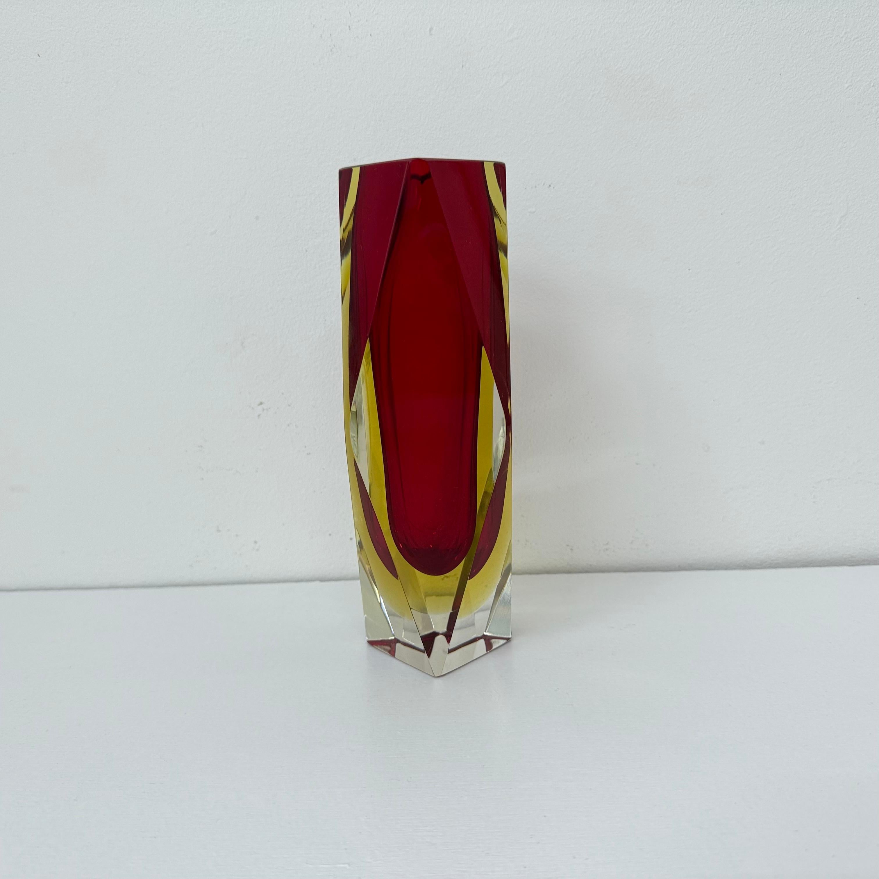 Fin du 20e siècle Vase à facettes en verre Murano Sommerso par Flavio Poli , années 1970 en vente