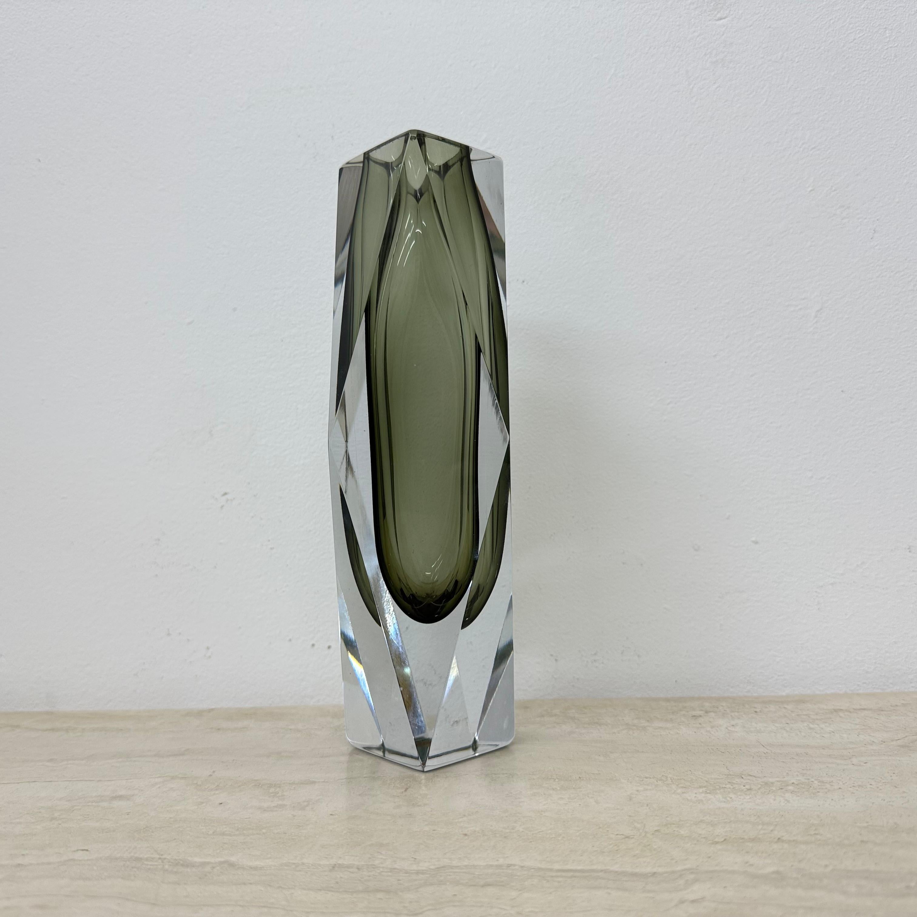 Jarrón facetado de cristal de Murano Sommerso de Flavio Poli , años 70 finales del siglo XX en venta