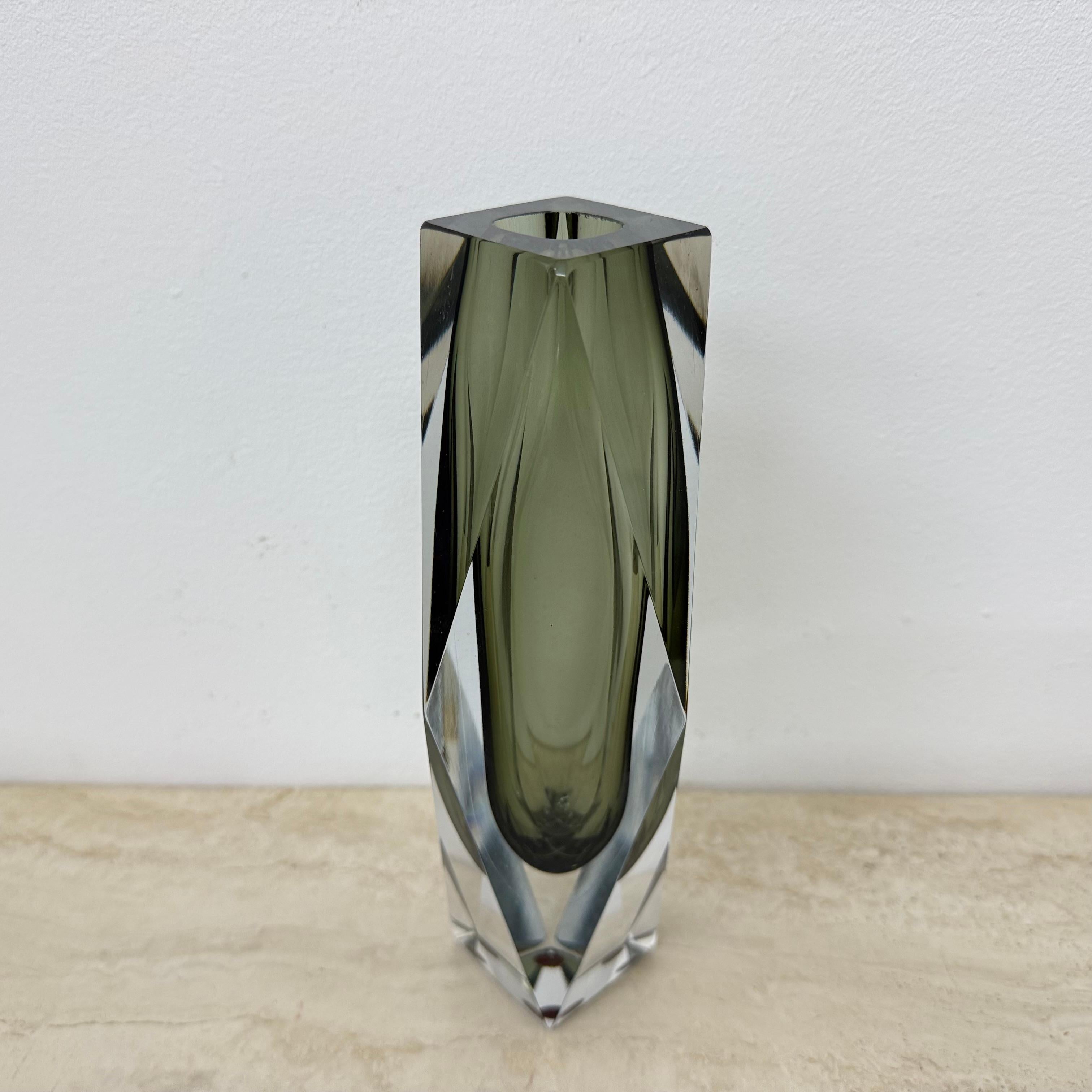 Jarrón facetado de cristal de Murano Sommerso de Flavio Poli , años 70 Vidrio en venta
