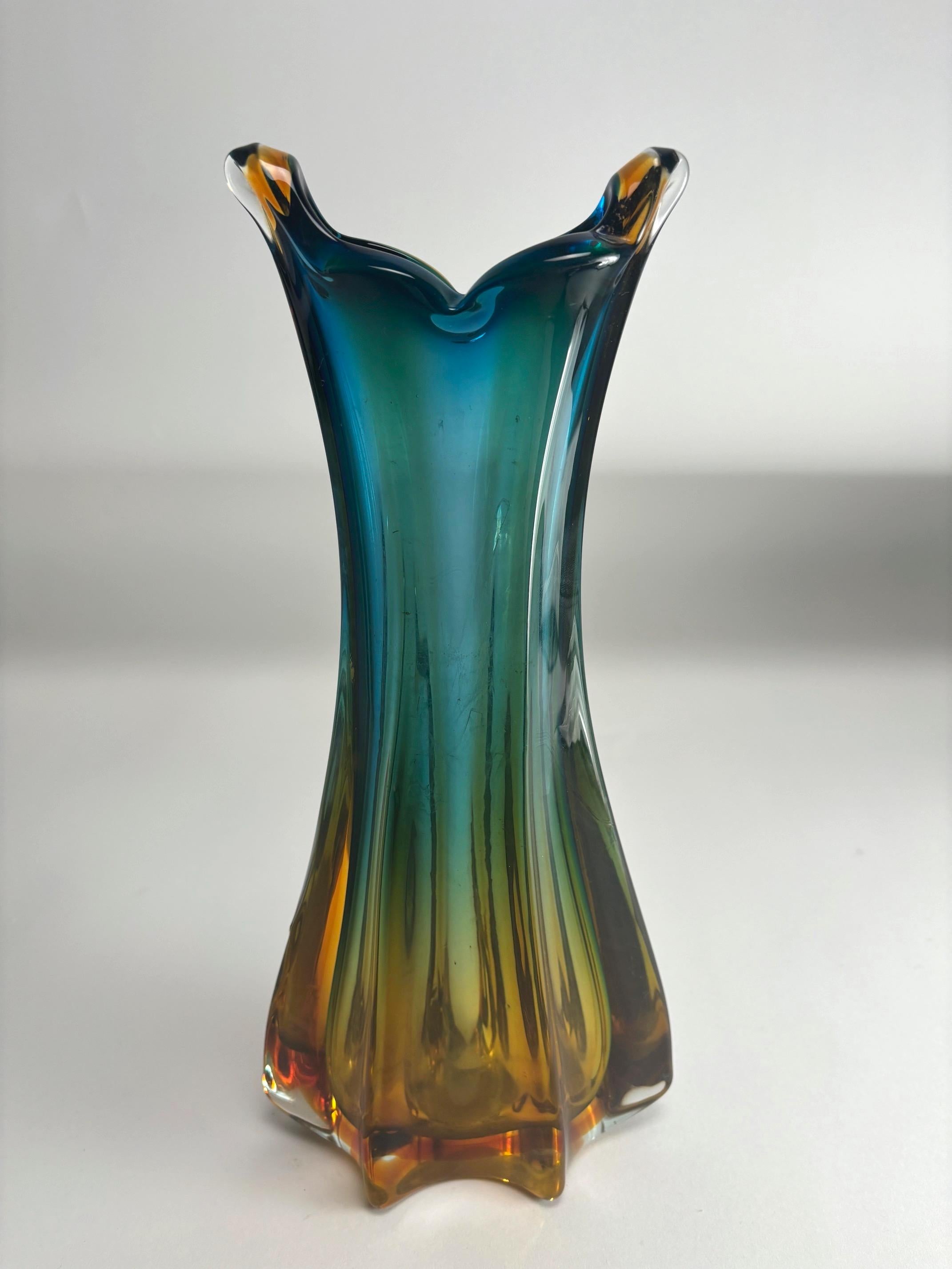 Interessante vaso italiano policromo in vetro di Murano, dalle forme morbide ed eleganti, disponibile anche in color ambra