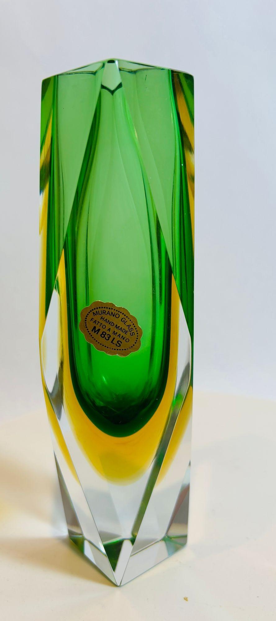 1960er Murano Sommerso Glasvase in Smaragdgrün & Gelb, zugeschrieben Flavio Poli für Mandruzzato
Diese facettierte Sommerso-Vase ist ein beeindruckendes Beispiel für die Kunst des Murano-Glases aus der Mitte des Jahrhunderts. Sie wird den