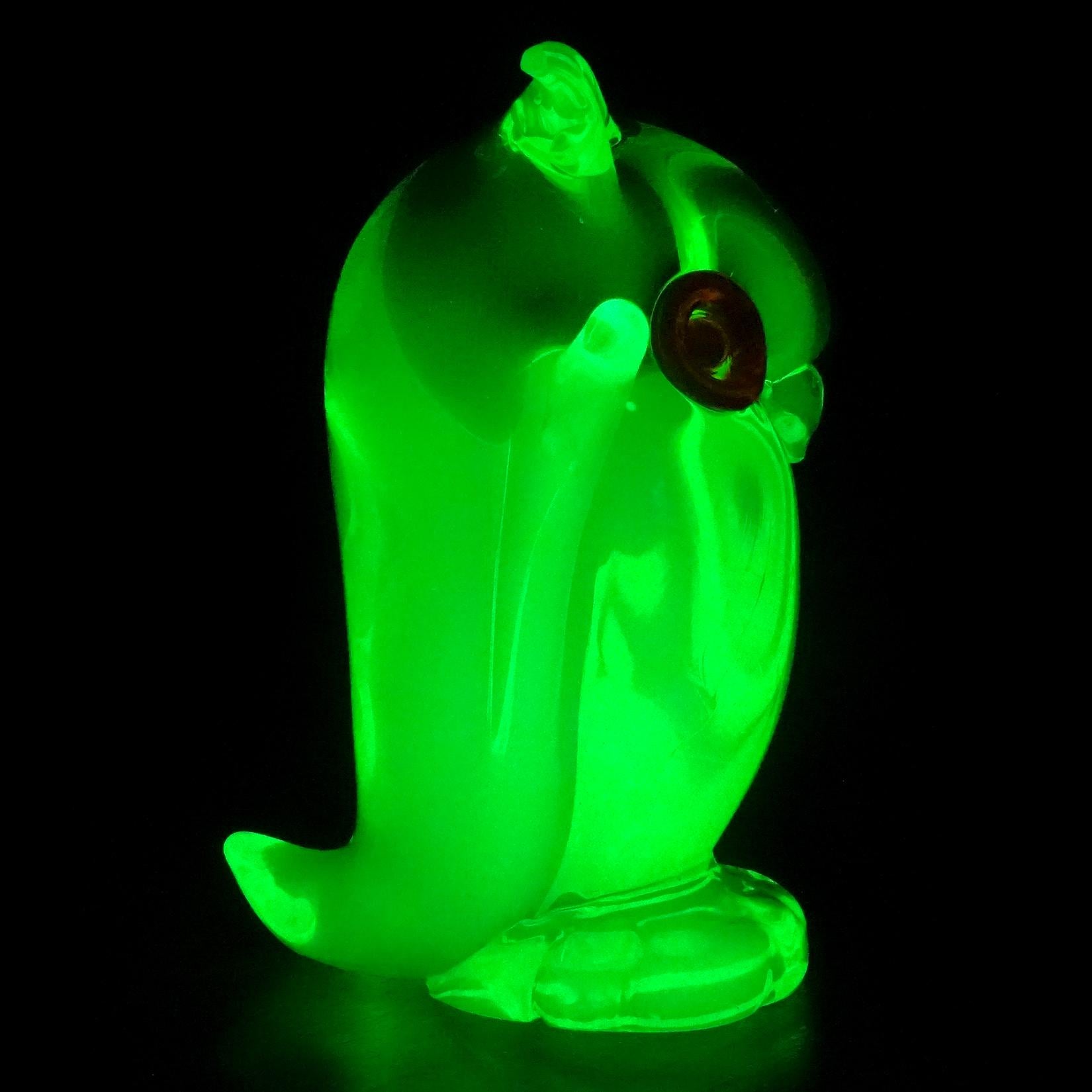 Italienische Eule-Vogel-Figur aus Murano Sommerso-Kunstglas, leuchtendes Uraniumgrün, Muranoglas (Handgefertigt) im Angebot