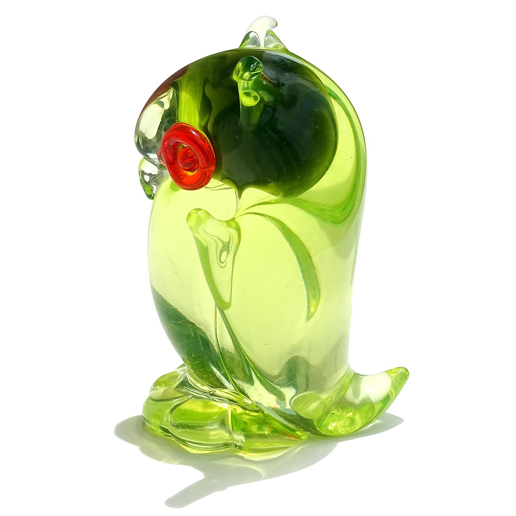 Italienische Eule-Vogel-Figur aus Murano Sommerso-Kunstglas, leuchtendes Uraniumgrün, Muranoglas im Angebot 1
