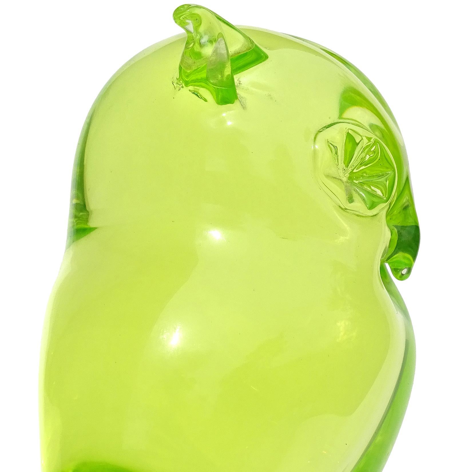 Fait main Sculpture de hibou en verre d'art italien Sommerso vert urne de Murano en vente