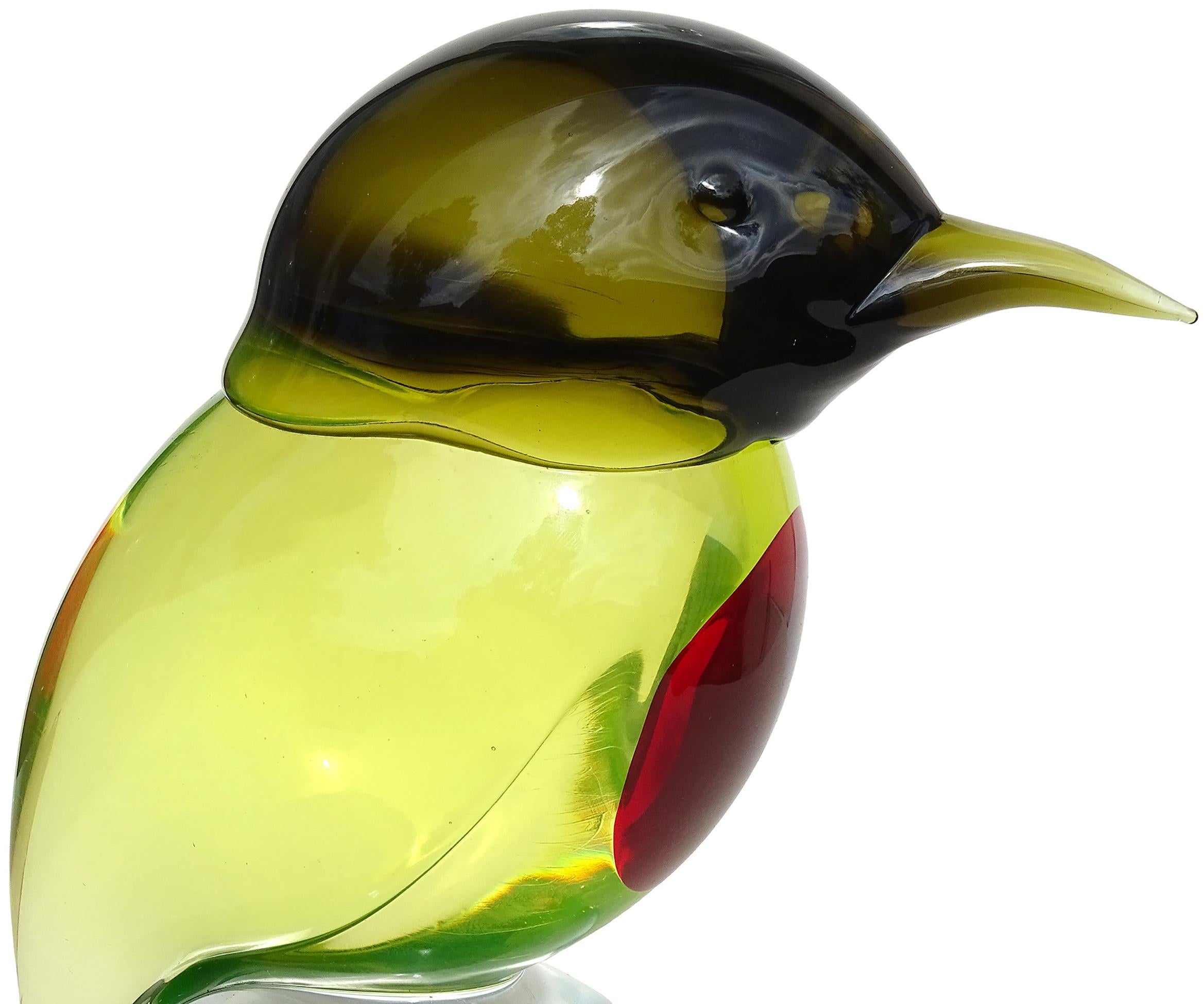 Bellissima e grande scultura vintage di Murano Glass soffiata a mano, di colore giallo verde uranio con testa di oliva scuro, in vetro artistico italiano, raffigurante un colibrì. Si trova su una base a sfera trasparente. Attribuito al designer