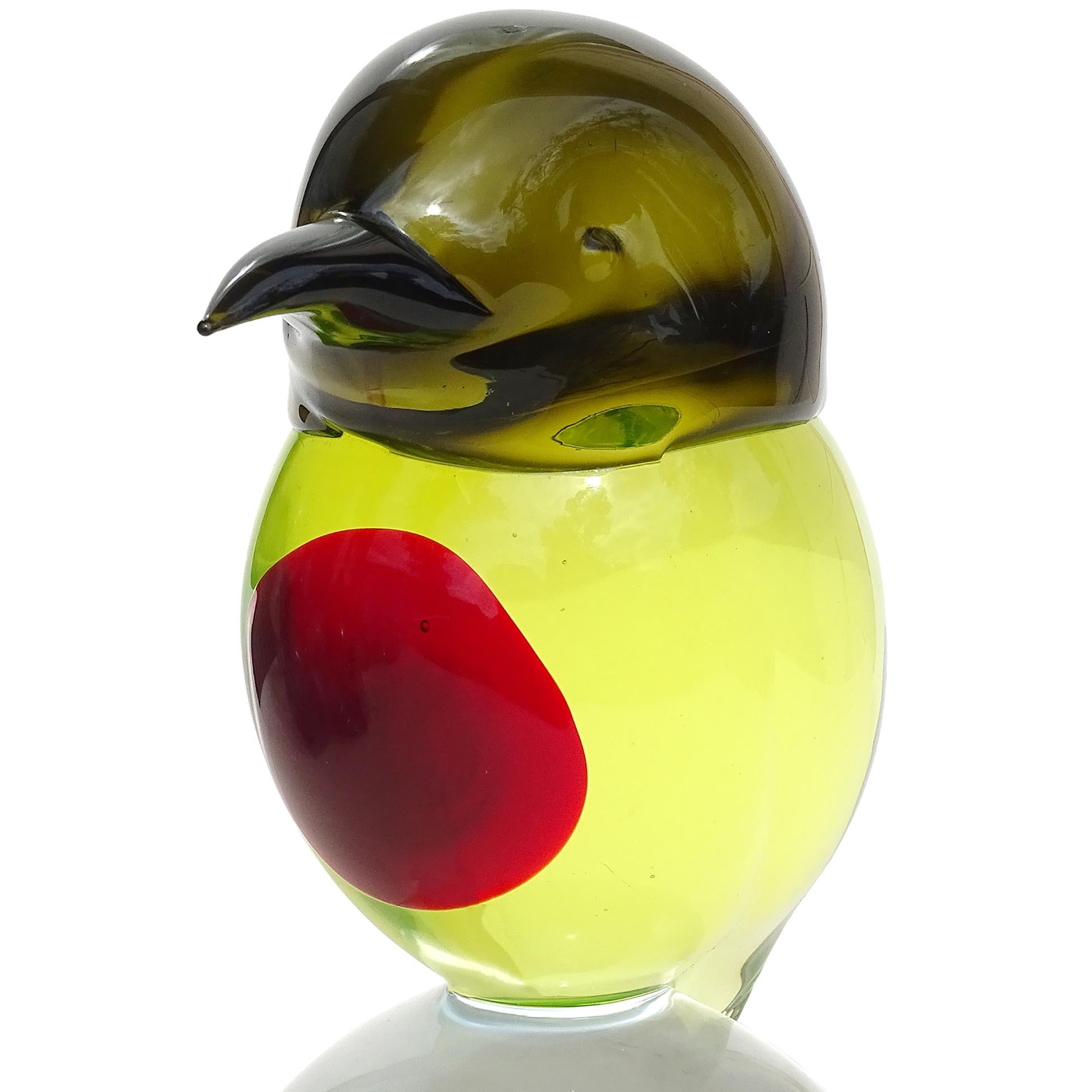 Italiano Murano Glass Sommerso incandescente, giallo uranio, cuore rosso, figura di uccello in vetro artistico italiano in vendita