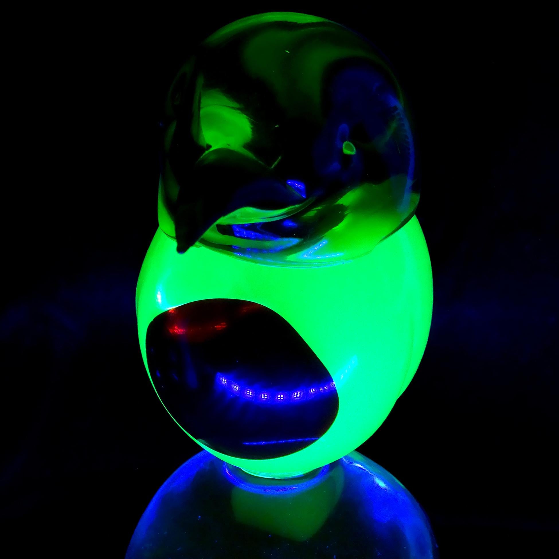 Fatto a mano Murano Glass Sommerso incandescente, giallo uranio, cuore rosso, figura di uccello in vetro artistico italiano in vendita