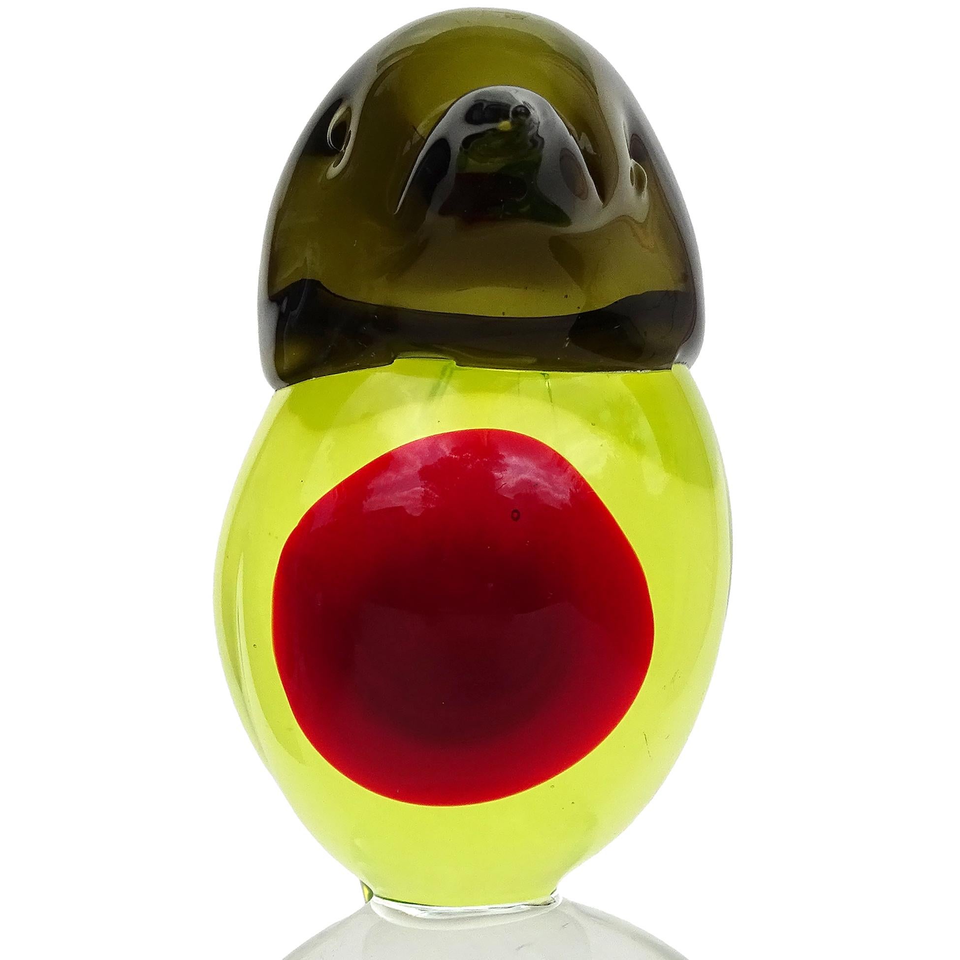 Murano Glass Sommerso incandescente, giallo uranio, cuore rosso, figura di uccello in vetro artistico italiano In condizioni buone in vendita a Kissimmee, FL