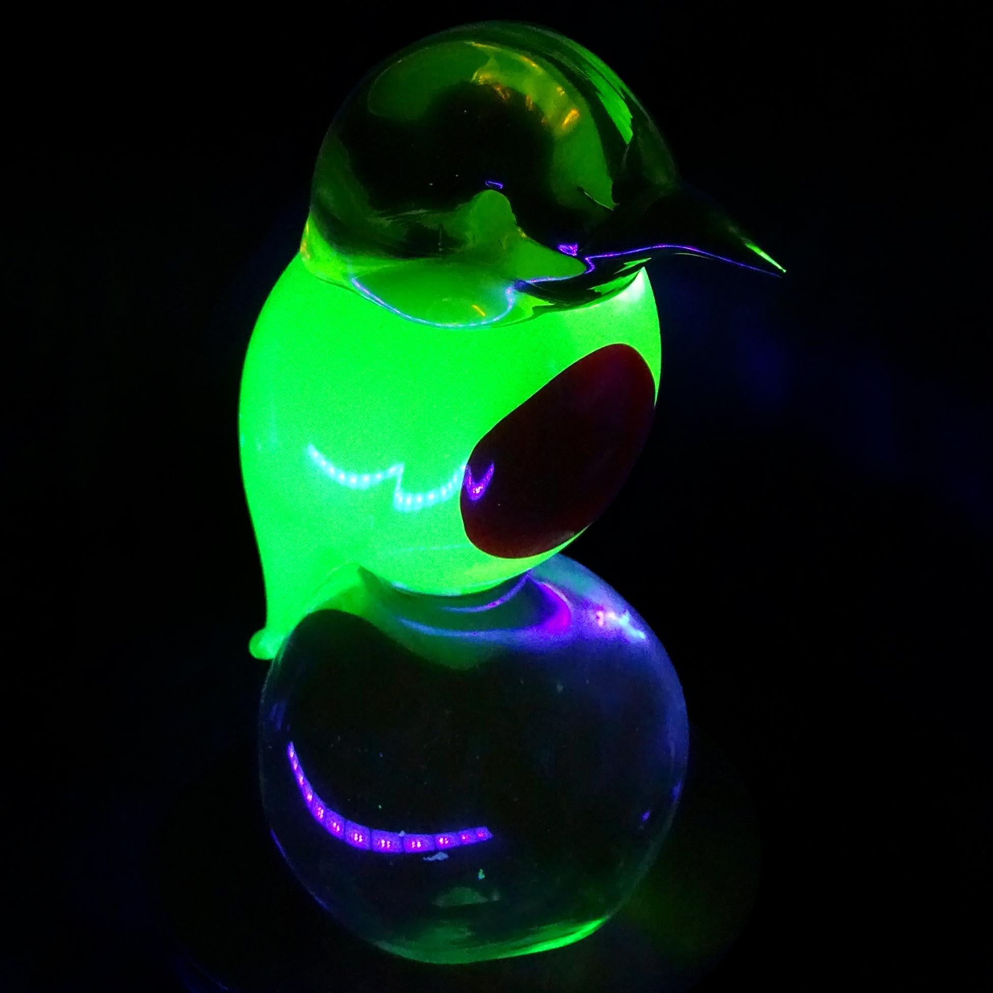 XX secolo Murano Glass Sommerso incandescente, giallo uranio, cuore rosso, figura di uccello in vetro artistico italiano in vendita