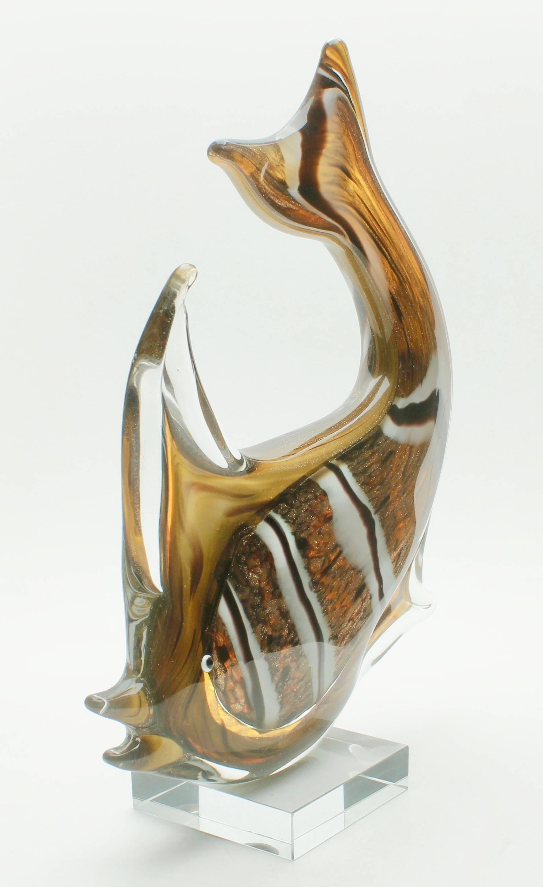 Murano Sommerso gold flecks Italian art glass fish figurine

Beautiful Murano hand blown Sommerso and gold flecks Italian art glass fish sculpture.
The piece is profusely covered in gold leaf. Nice detailed.

   