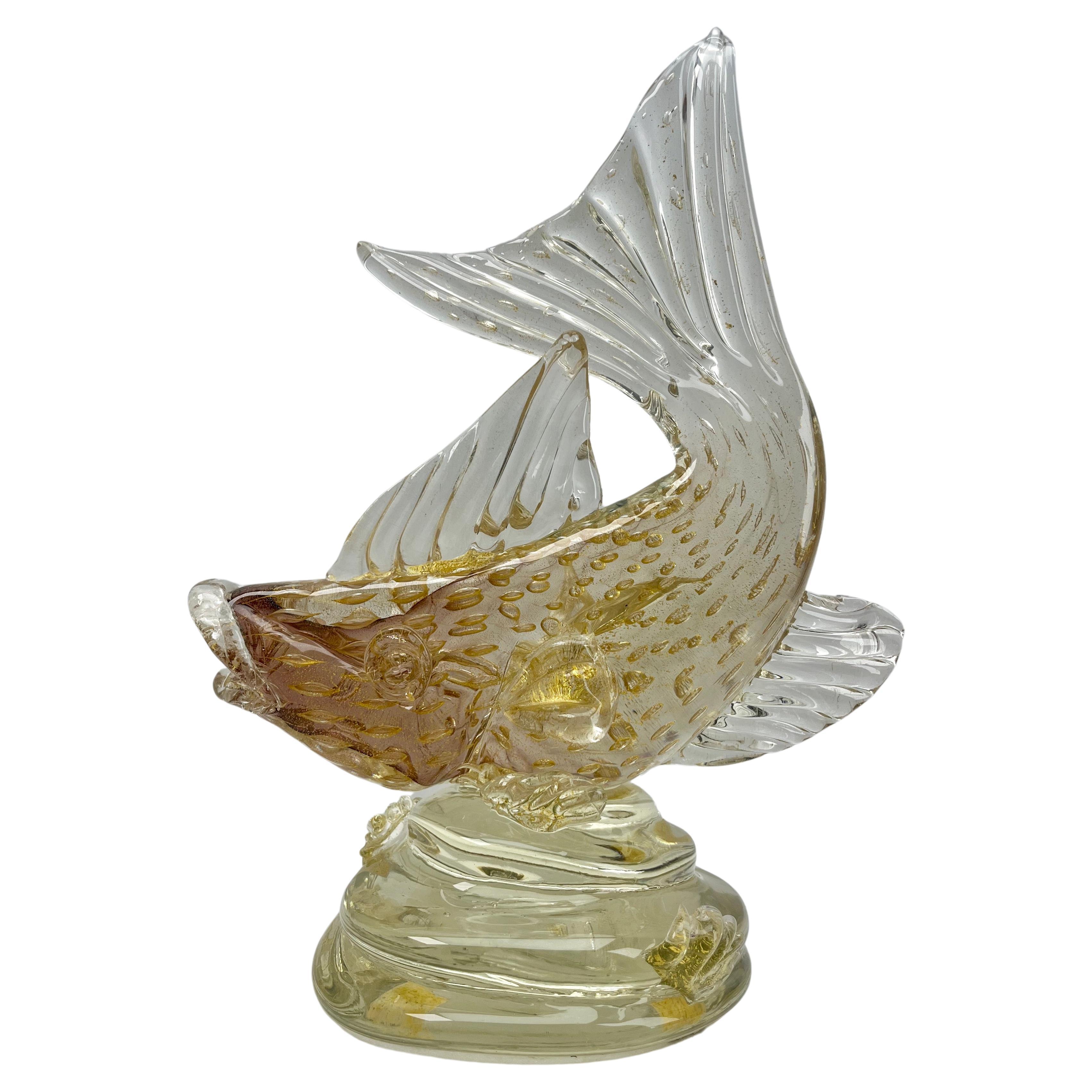 Murano Sommerso mouchetures d'or Italien Grande figurine de poisson en verre d'art

Magnifique sculpture de poisson en verre d'art italien soufflé à la main à Murano, de couleur Sommerso et mouchetés d'or.
La pièce est abondamment recouverte de