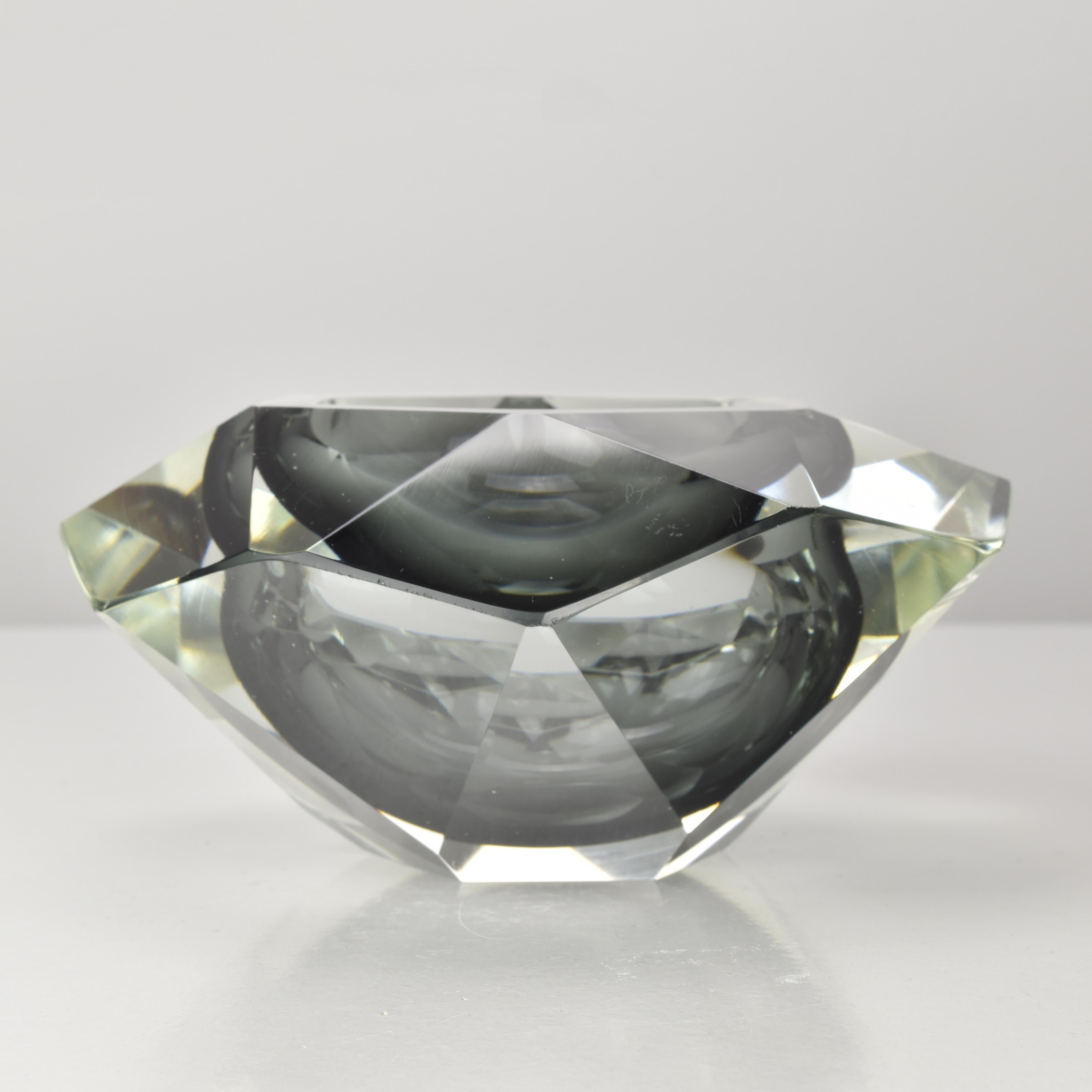 Murano Glass Sommerso Grau & Klar Facettierte Kunstglas Aschenbecher Schale von Flavio Poli (Moderne der Mitte des Jahrhunderts) im Angebot
