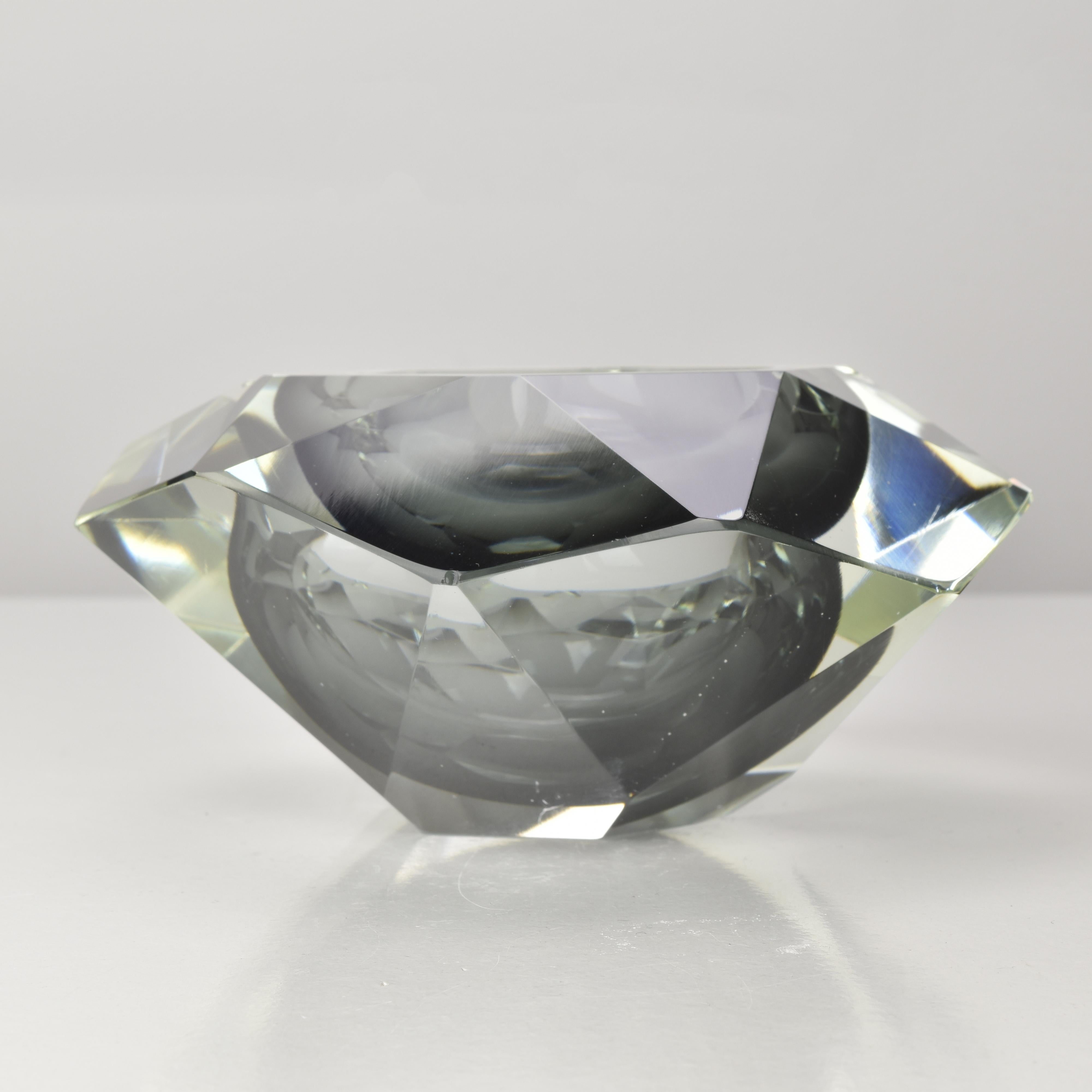 Murano Glass Sommerso Grau & Klar Facettierte Kunstglas Aschenbecher Schale von Flavio Poli (Handgefertigt) im Angebot