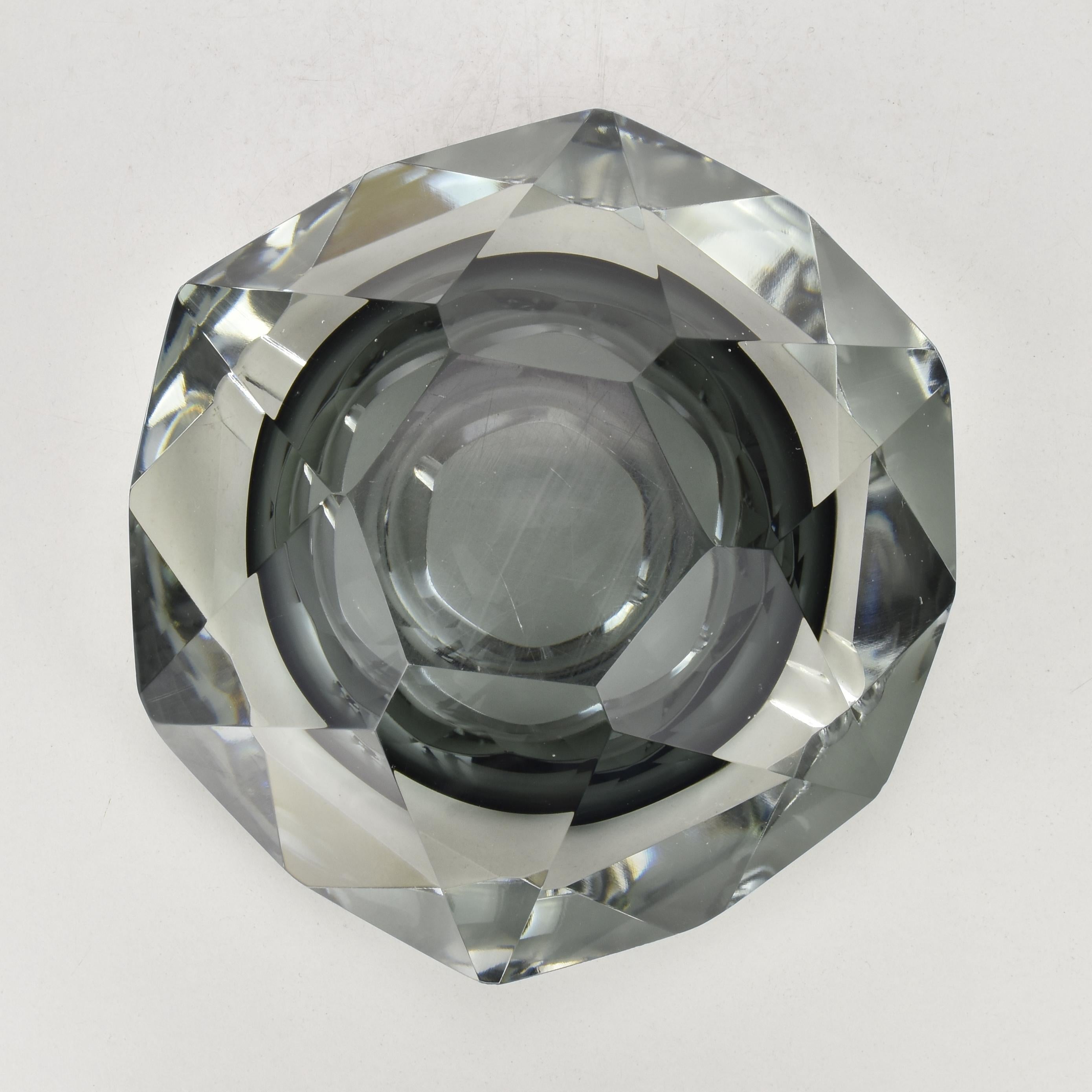 Murano Glass Sommerso Grau & Klar Facettierte Kunstglas Aschenbecher Schale von Flavio Poli (Mitte des 20. Jahrhunderts) im Angebot