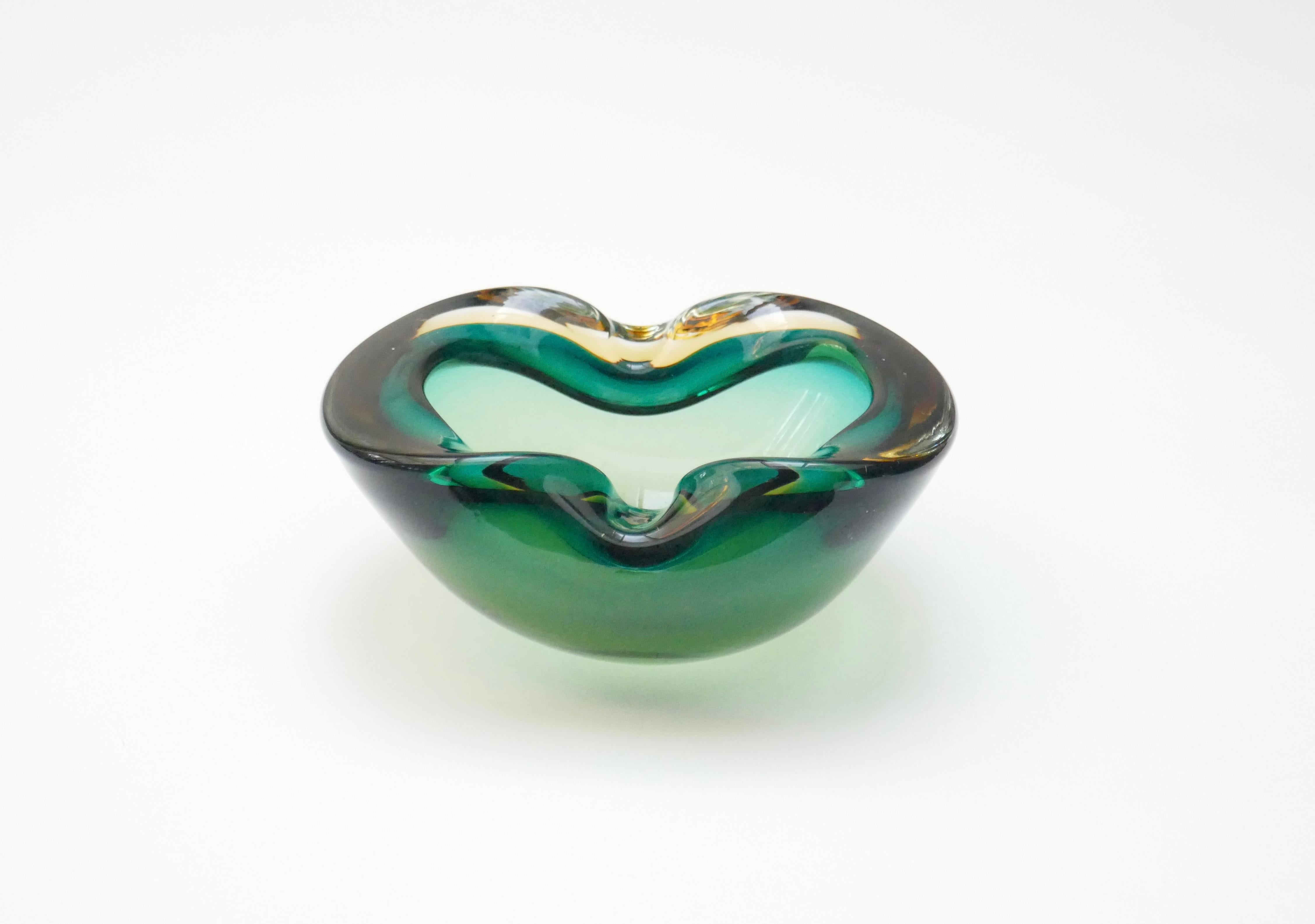 Sommerso free form art glass bowl / ashtray
Stunning handblown glass bowl with organic free form design in green glass.
It has an amber glass rim .
To be used as decorative bowl, vide-poche or rings bowl. Also interesting for hand soap dish and