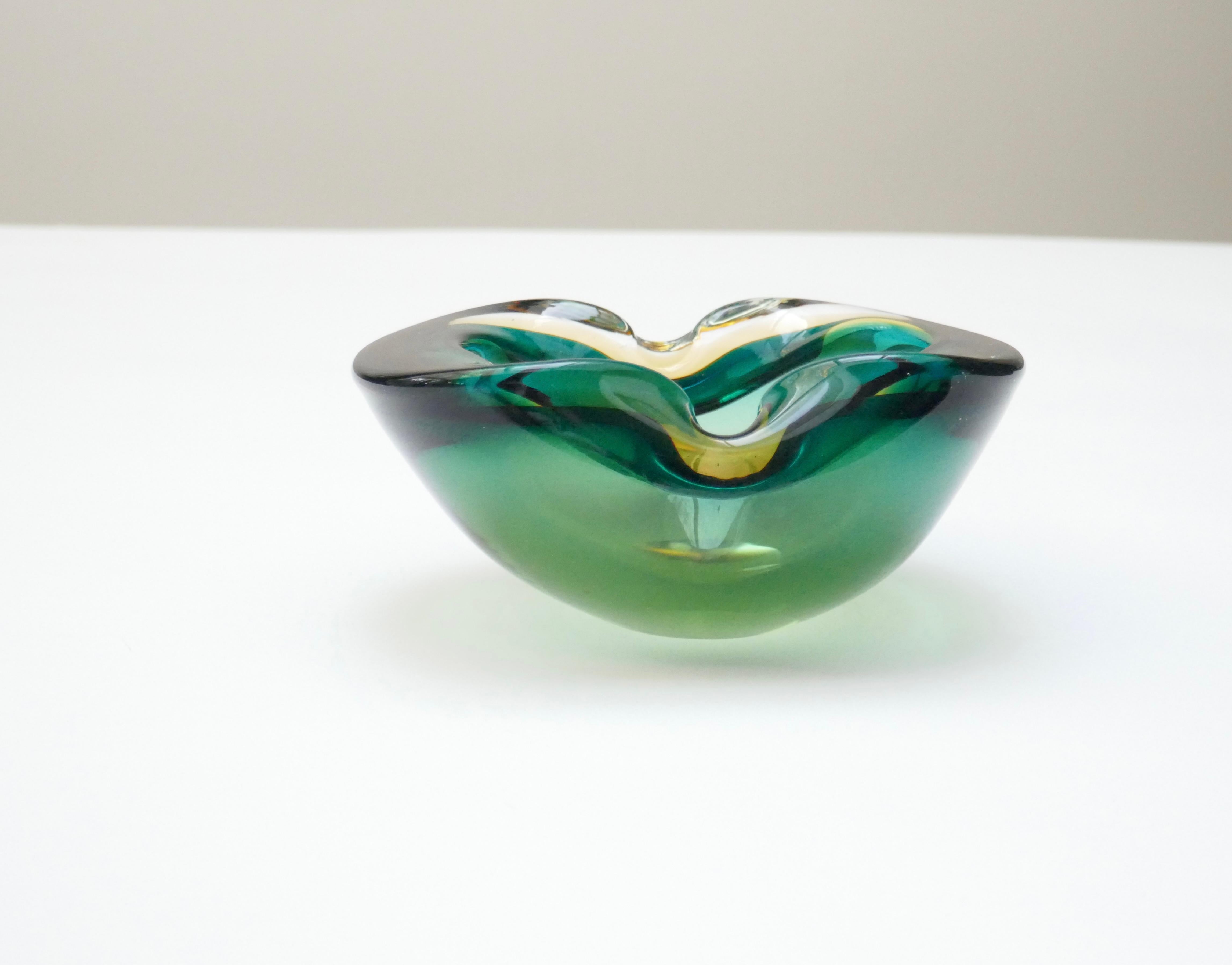 Mid-Century Modern Bol en verre d'art Sommerso vert et ambré de Murano, Italie, années 1960 en vente