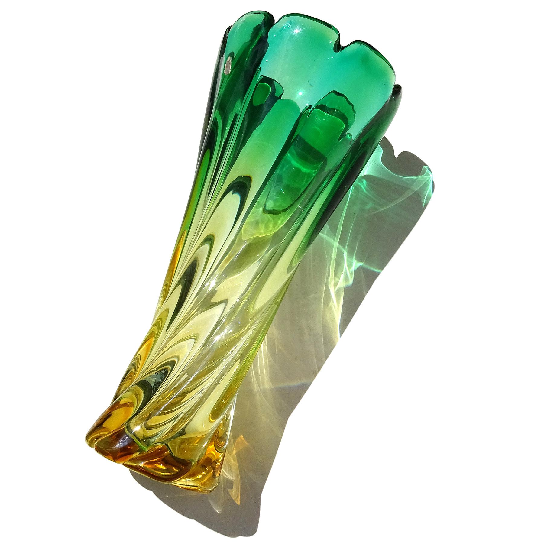 Murano Sommerso Green Golden Yellow Italian Art Glass Ribbed Swirl Flower Vase In Good Condition For Sale In Kissimmee, FL