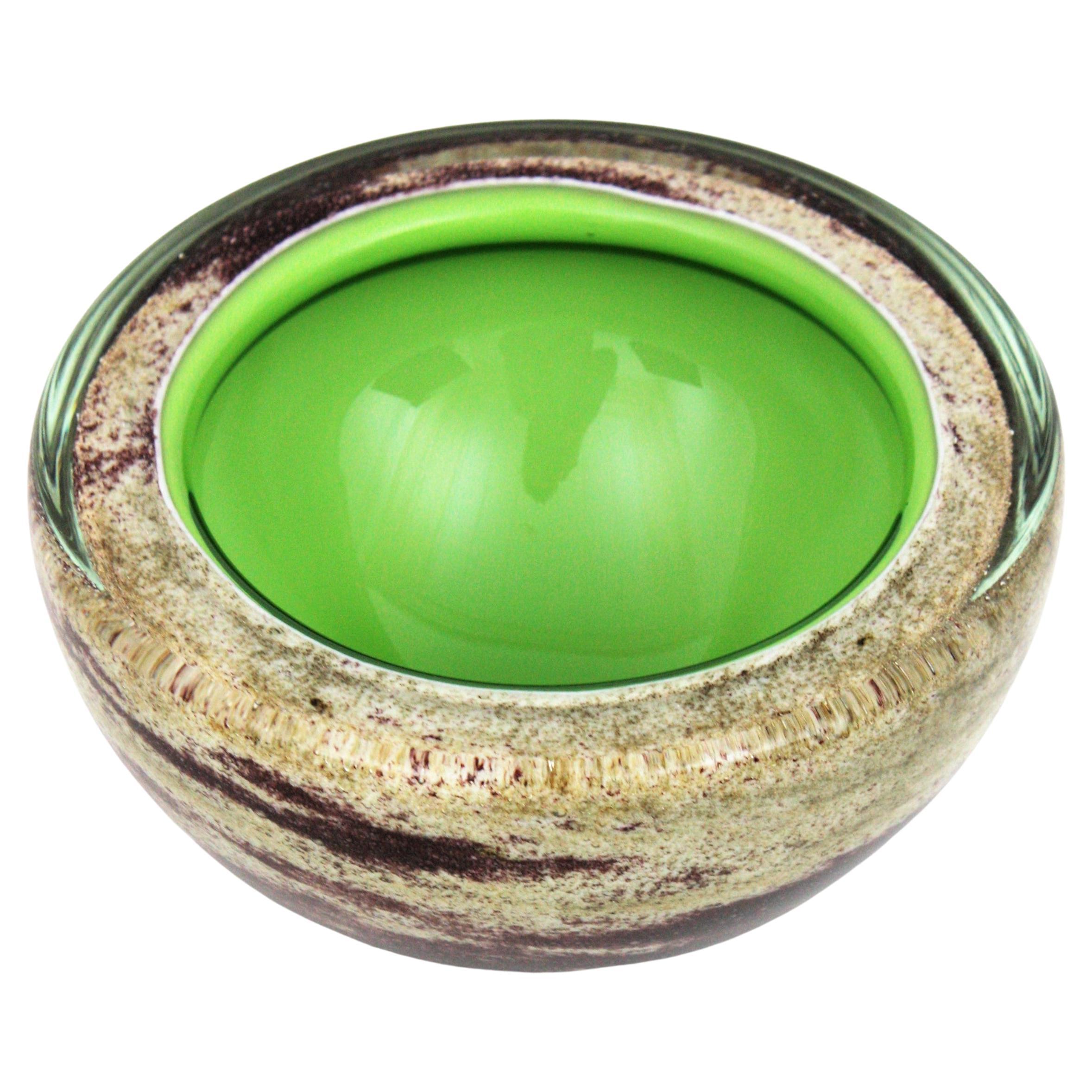 Große Sommerso opaline grün weiß & braun Sternennacht Murano Glas runde Schale
Atemberaubende mundgeblasene Sommerso Murano Glas Pistache grün, weiß und braun runden Geode Schüssel.
Zuschreibung an Fratelli Toso, Italien, 1950er Jahre
Diese