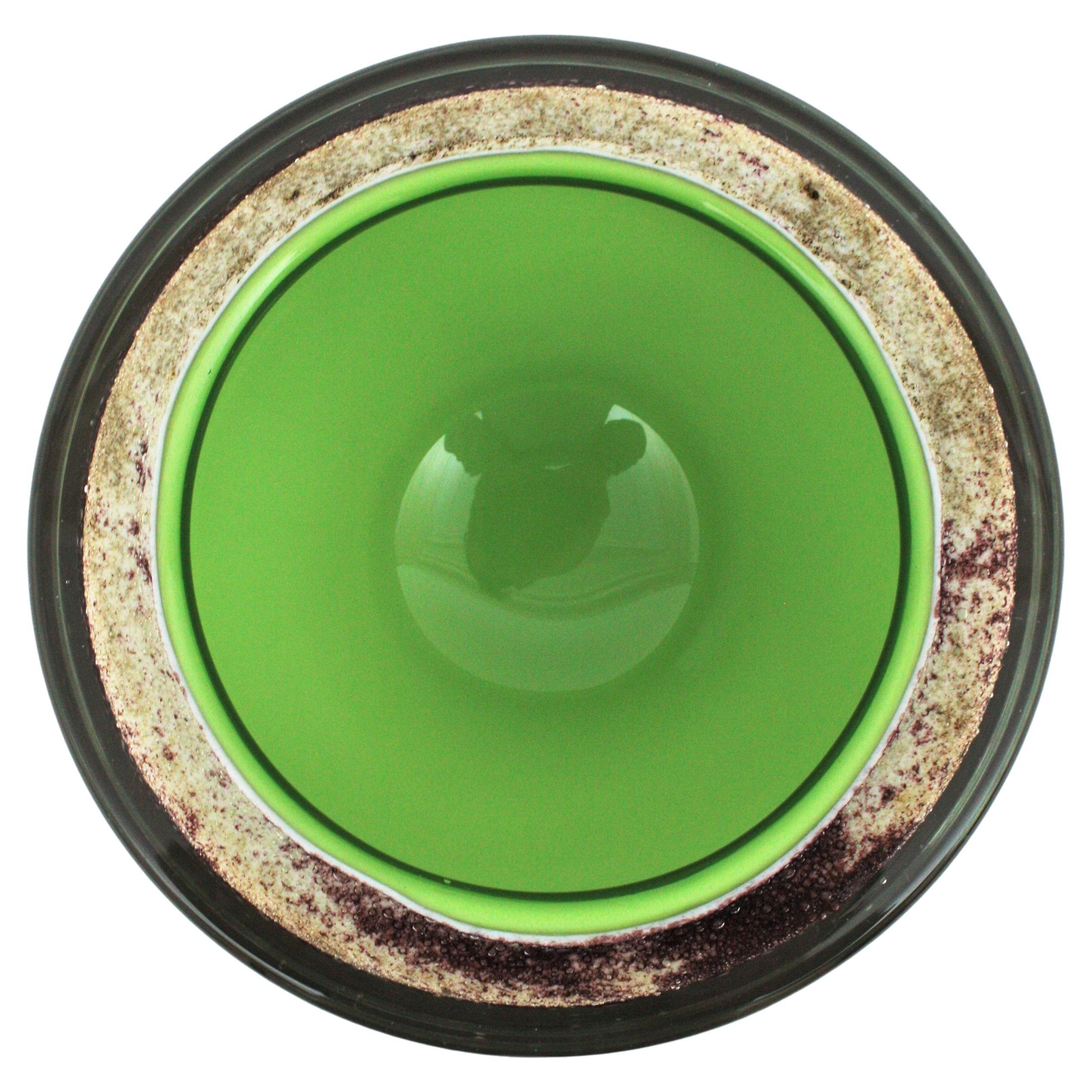 Murano Glass Sommerso Grün Weiß Braun Geode Große Kunstglasschale im Angebot