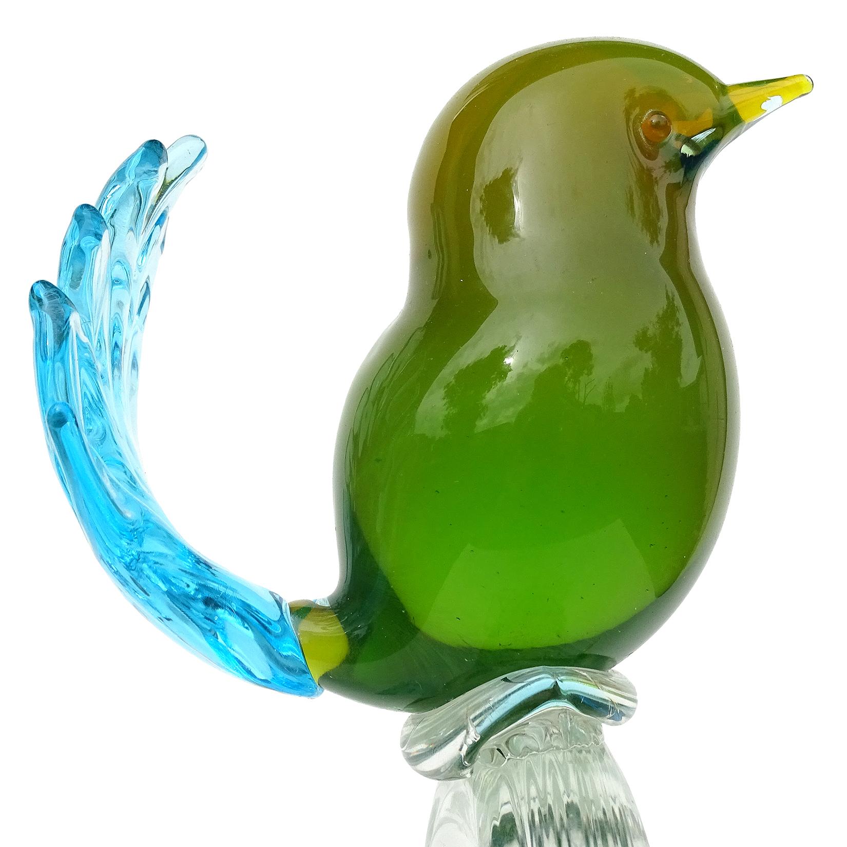 Italienische Murano Sommerso-Skulptur aus Muranoglas mit grünen, gelben und gelben Vögeln und blauer Spirale aus Uranium (Moderne der Mitte des Jahrhunderts) im Angebot