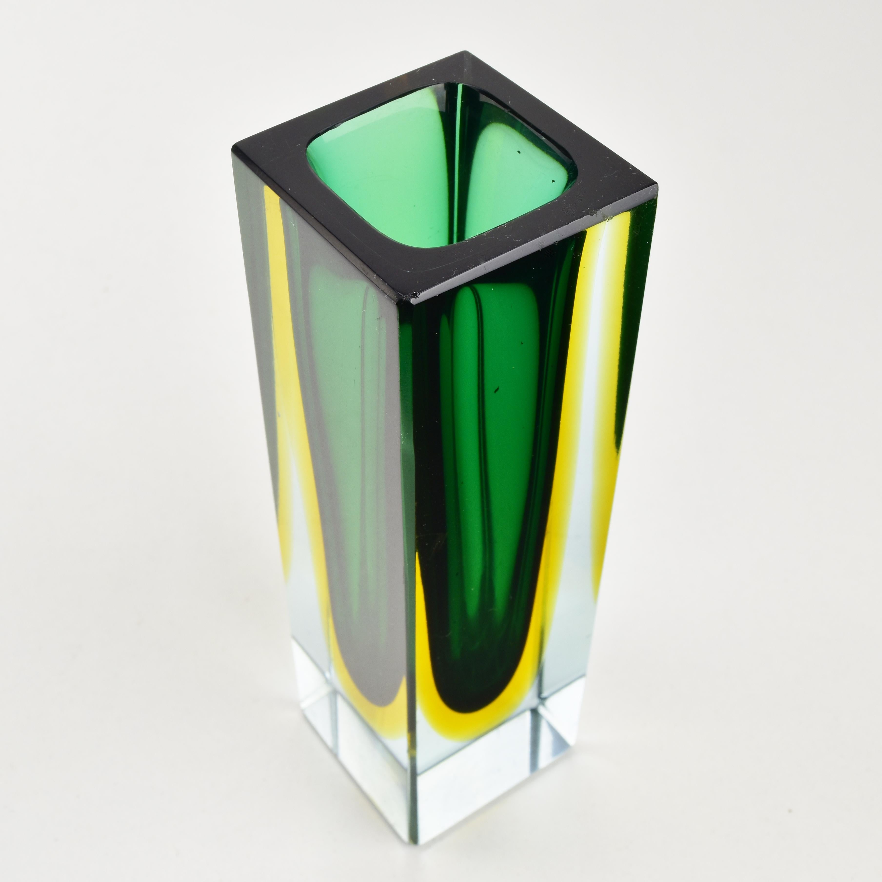 Jarrón en bloque verde y amarillo Sommerso de Murano, por Flavio Poli, años 60 Hecho a mano en venta