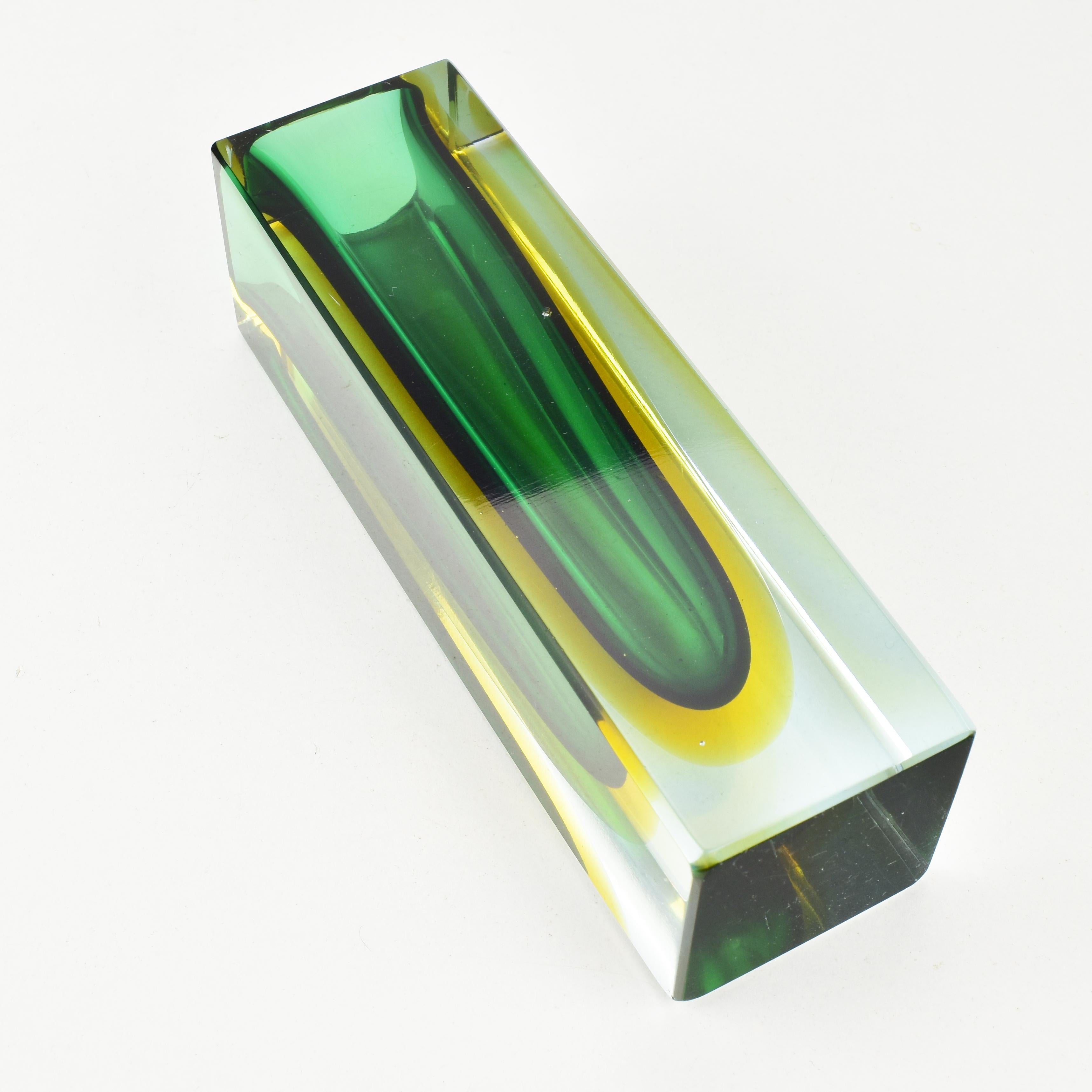 Jarrón en bloque verde y amarillo Sommerso de Murano, por Flavio Poli, años 60 mediados del siglo XX en venta
