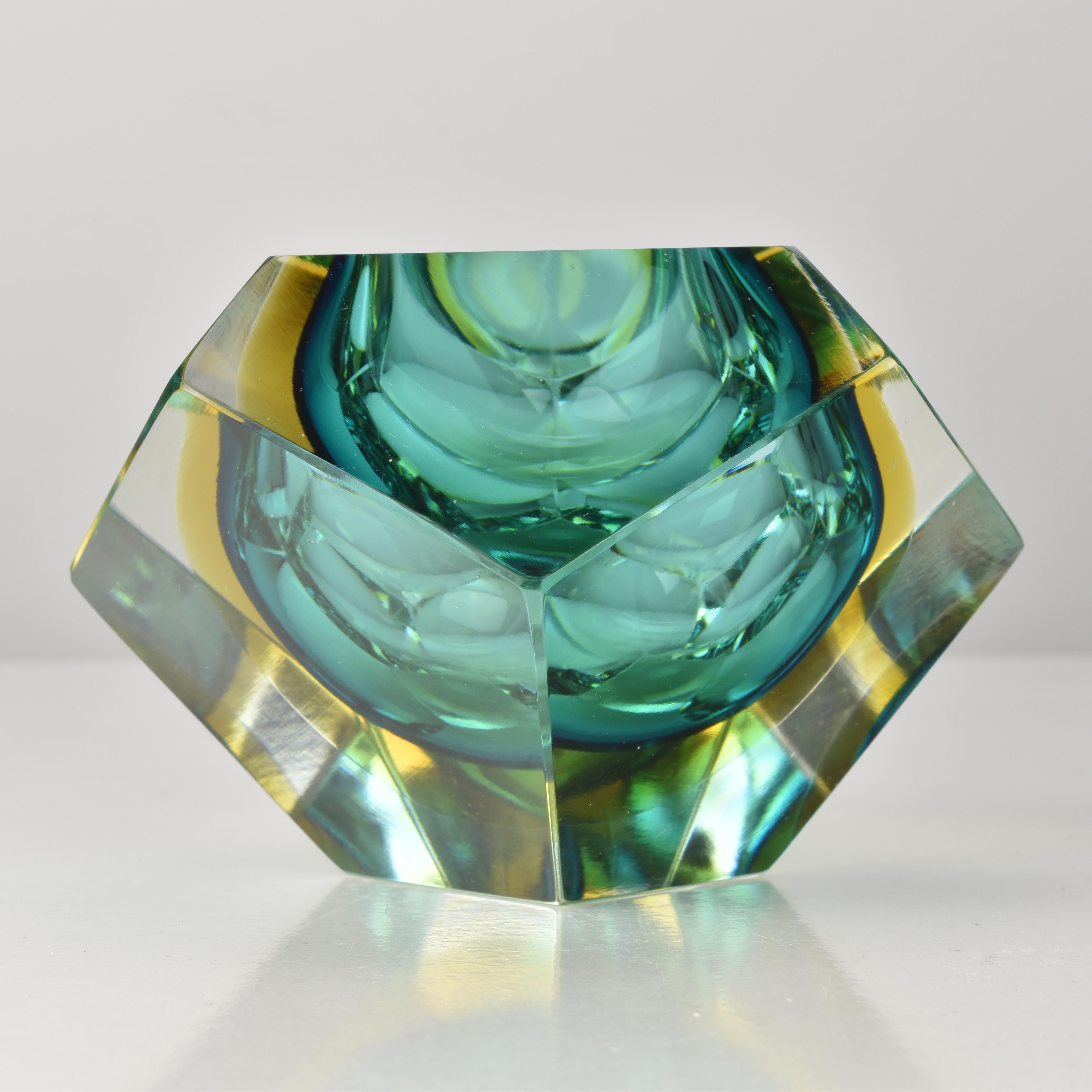 Eine auffallende facettierte Murano Sommerso-Blockschale, entworfen von Flavio Poli, die die meisterhafte venezianische Glasmacherkunst der Mitte des 20. Jahrhunderts zeigt. Dieses skulpturale Stück besteht aus wunderschön geschichtetem