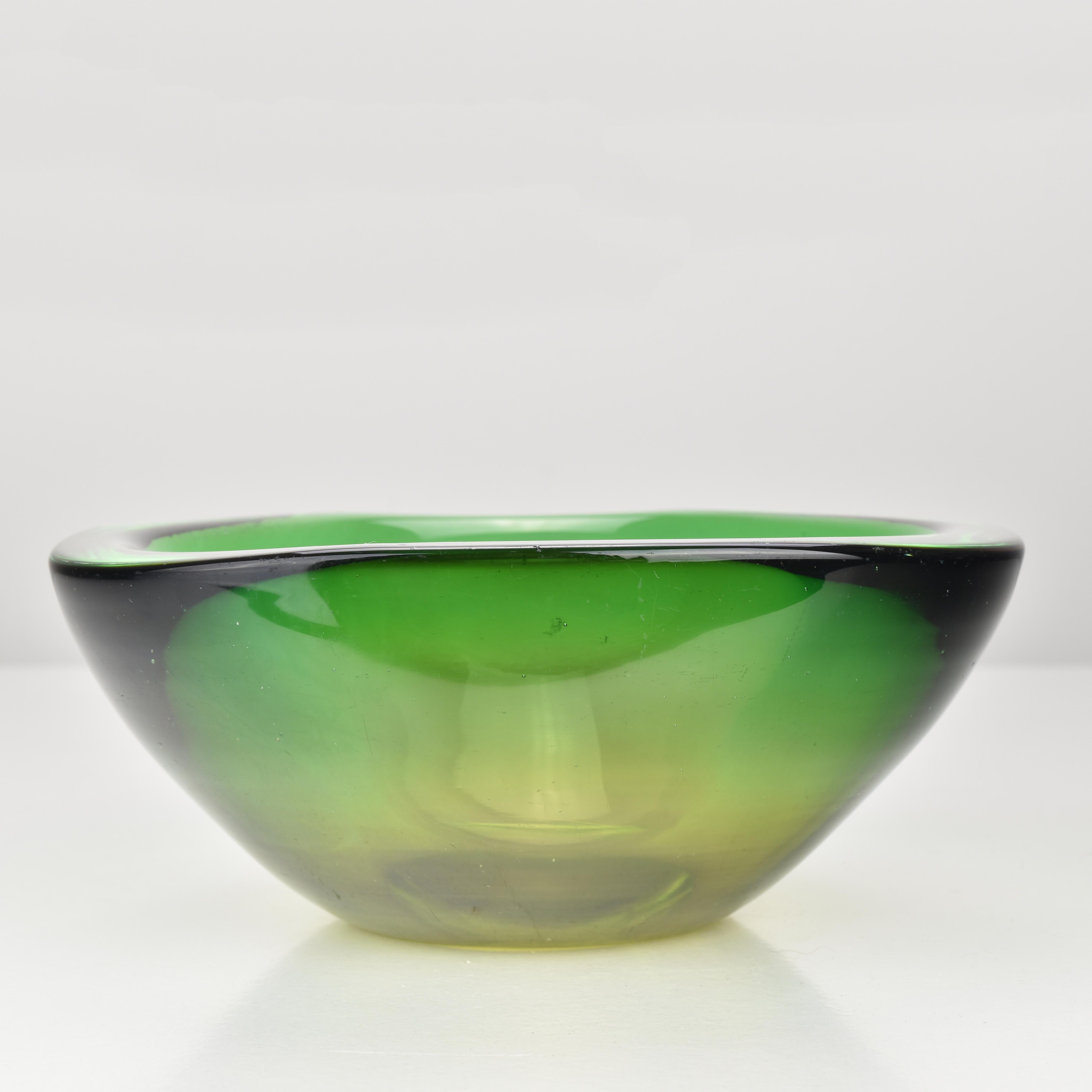 Una vivace ciotola in vetro di Murano Glass Sommerso attribuita a Flavio Poli, che mostra una straordinaria miscela di verde brillante che passa al giallo caldo, racchiusa in uno strato esterno profondo, quasi nero. Questa audace sfumatura di