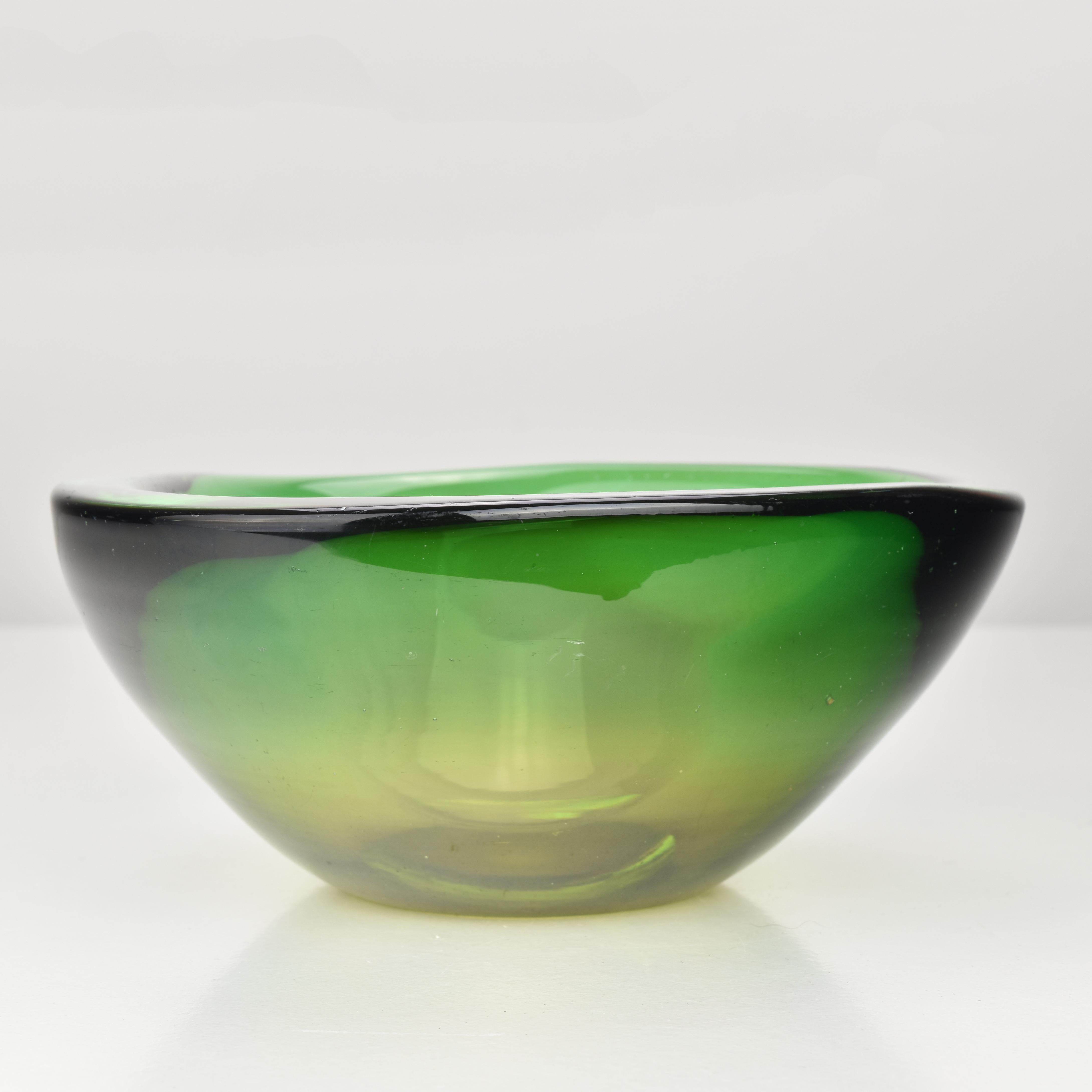 Mid-Century moderno Ciotola in vetro artistico di Murano Sommerso Green & Yellow Geode di Flavio Poli in vendita