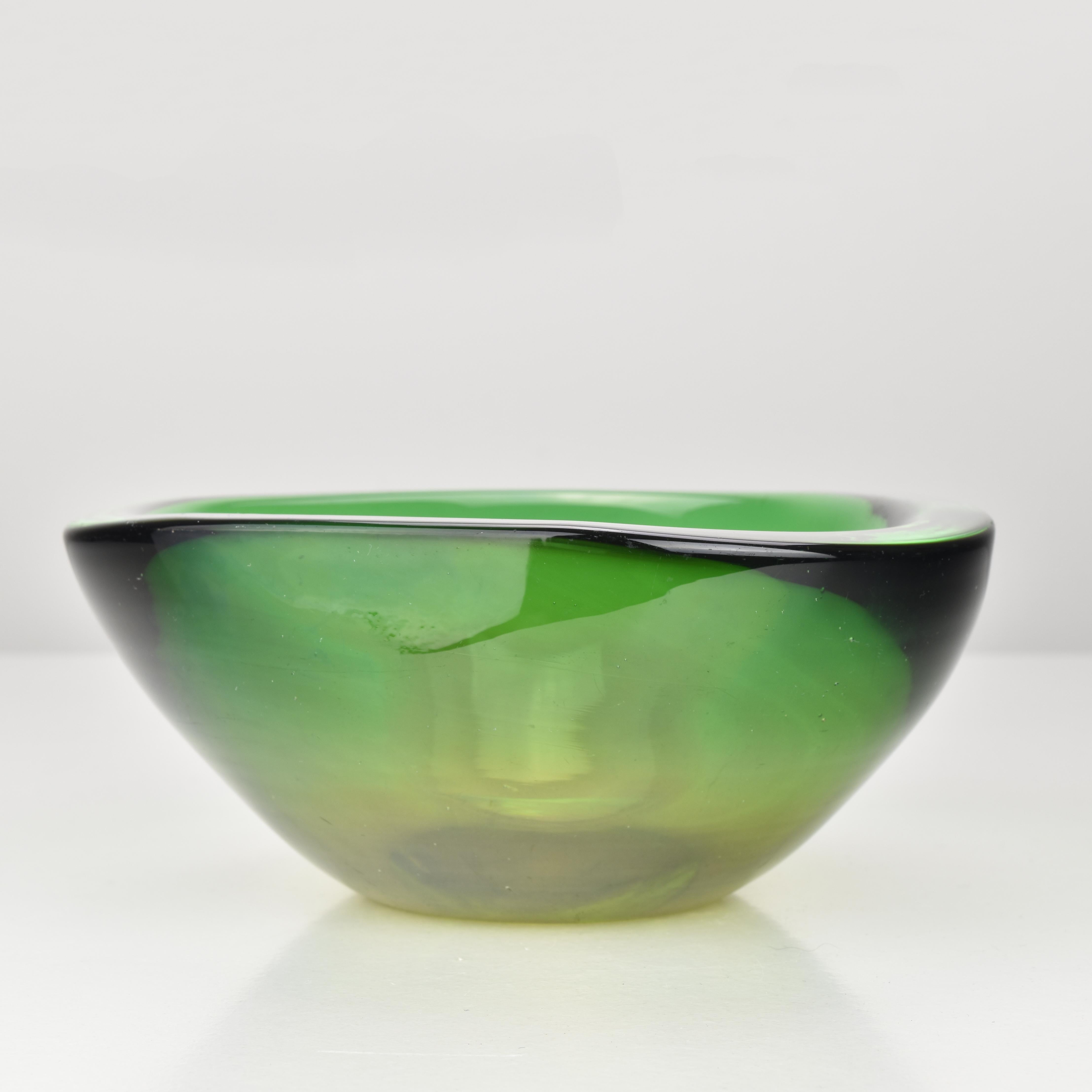 Fatto a mano Ciotola in vetro artistico di Murano Sommerso Green & Yellow Geode di Flavio Poli in vendita