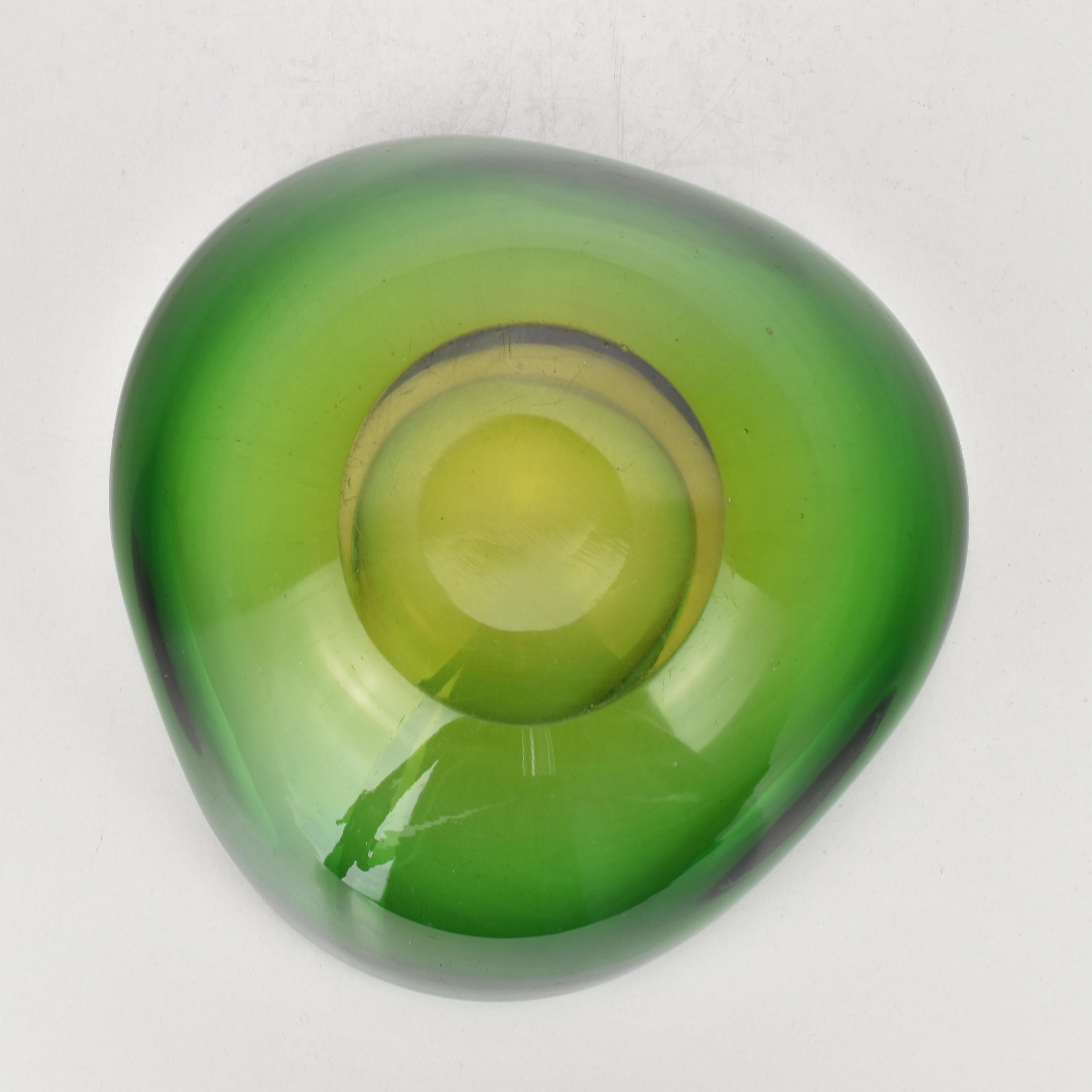 Metà XX secolo Ciotola in vetro artistico di Murano Sommerso Green & Yellow Geode di Flavio Poli in vendita