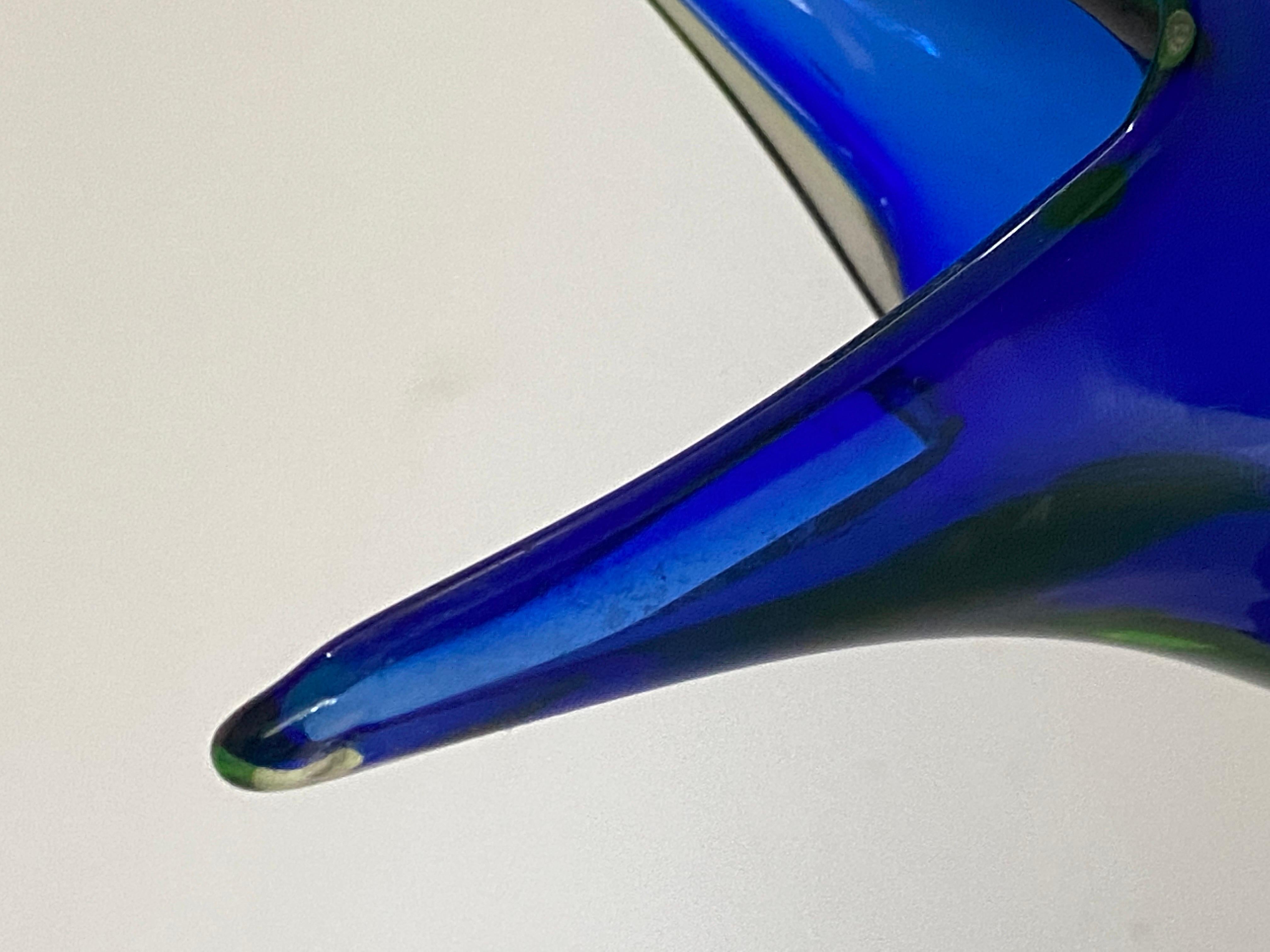 En forme de fleur en verre d'art italien Sommerso bleu clair et cobalt de Murano en vente 1