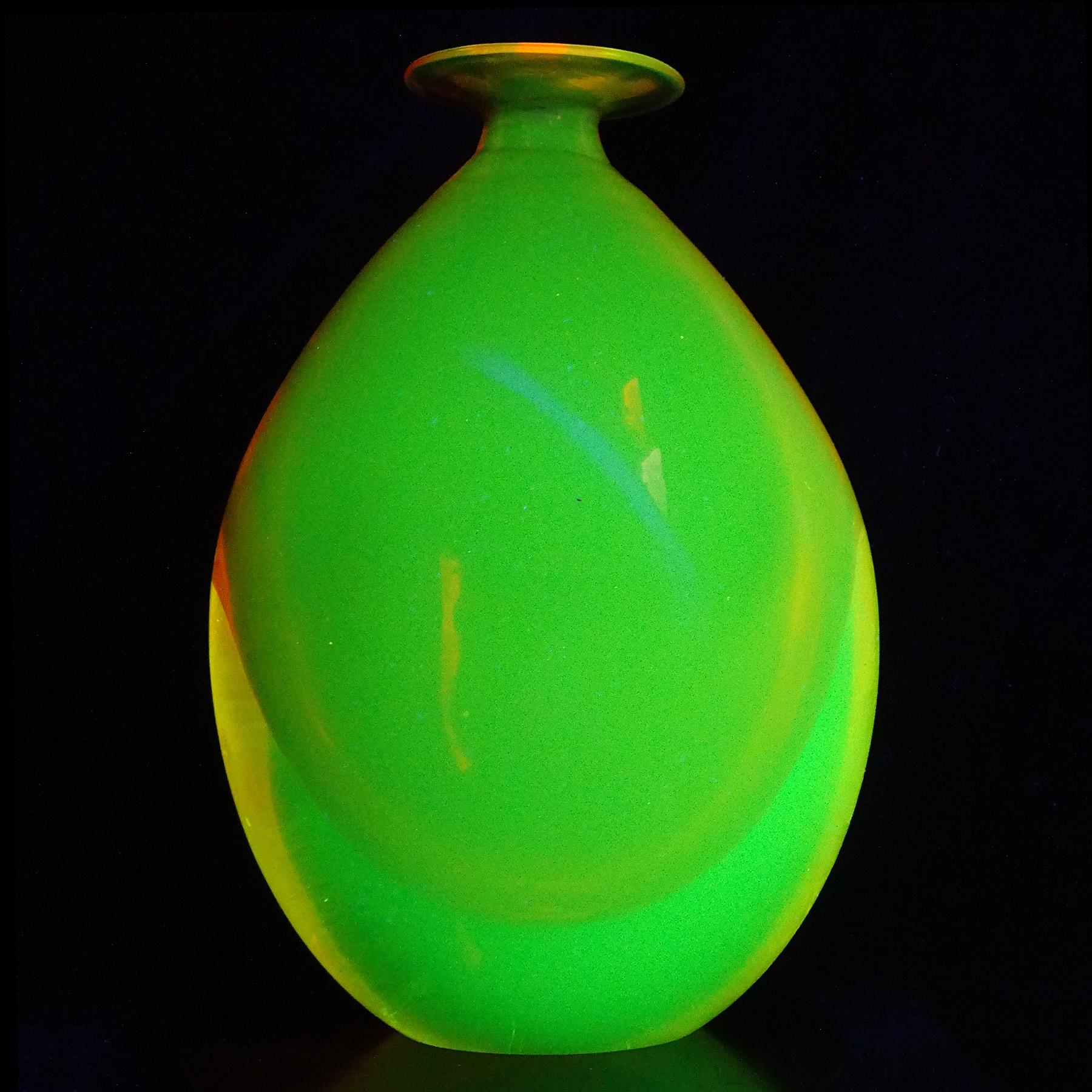 Magnifique vase ovale en verre d'art italien soufflé à la main de Murano, Sommerso, orange vif et jaune. Attribué au designer Antonio da Ros pour la société Cenedese. Similaire aux pièces Seguso Vetri d'Arte également. Il conserve encore une