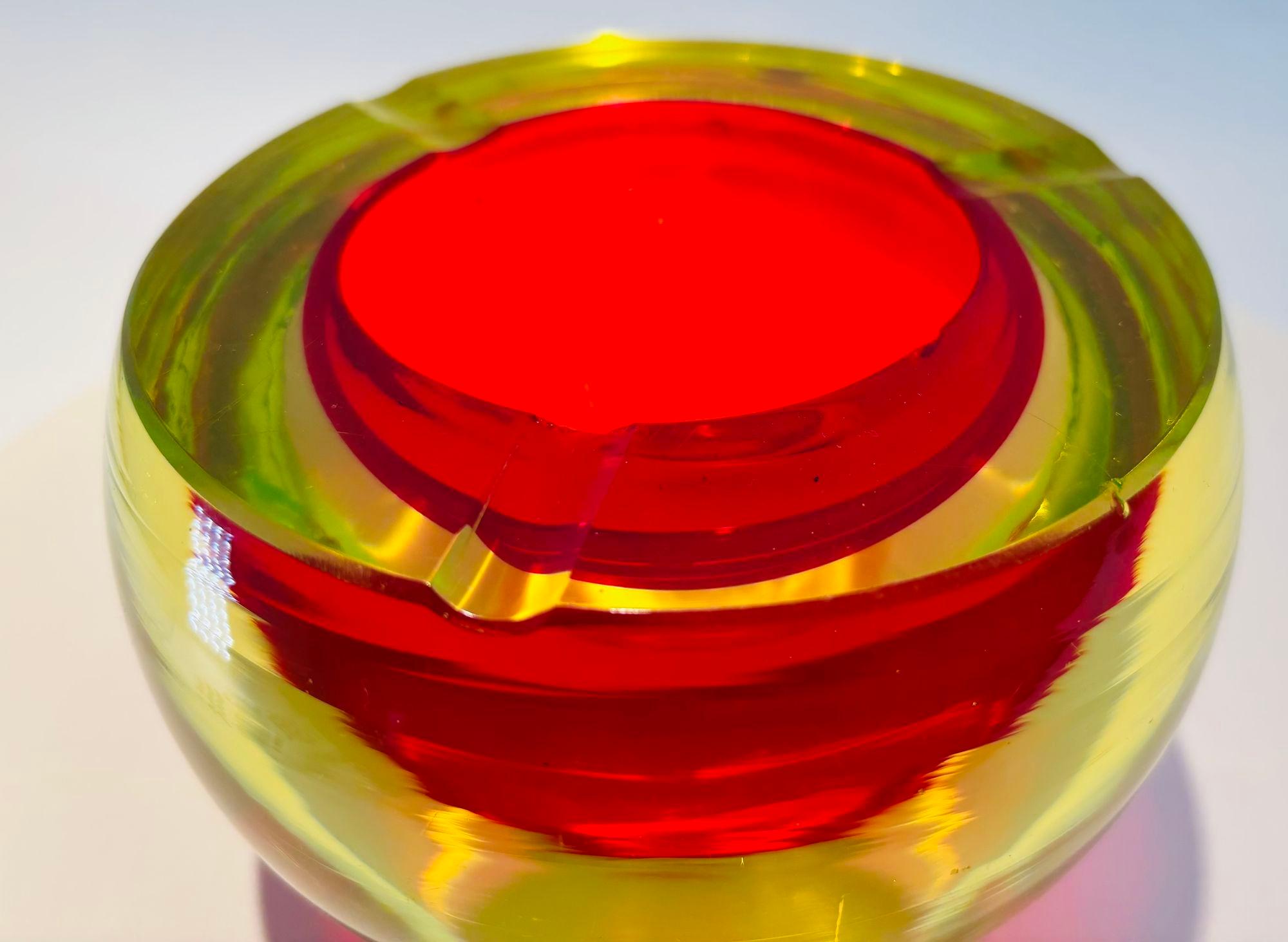 Cenicero de cristal artístico Murano Glass Sommerso rojo y amarillo 1960 2