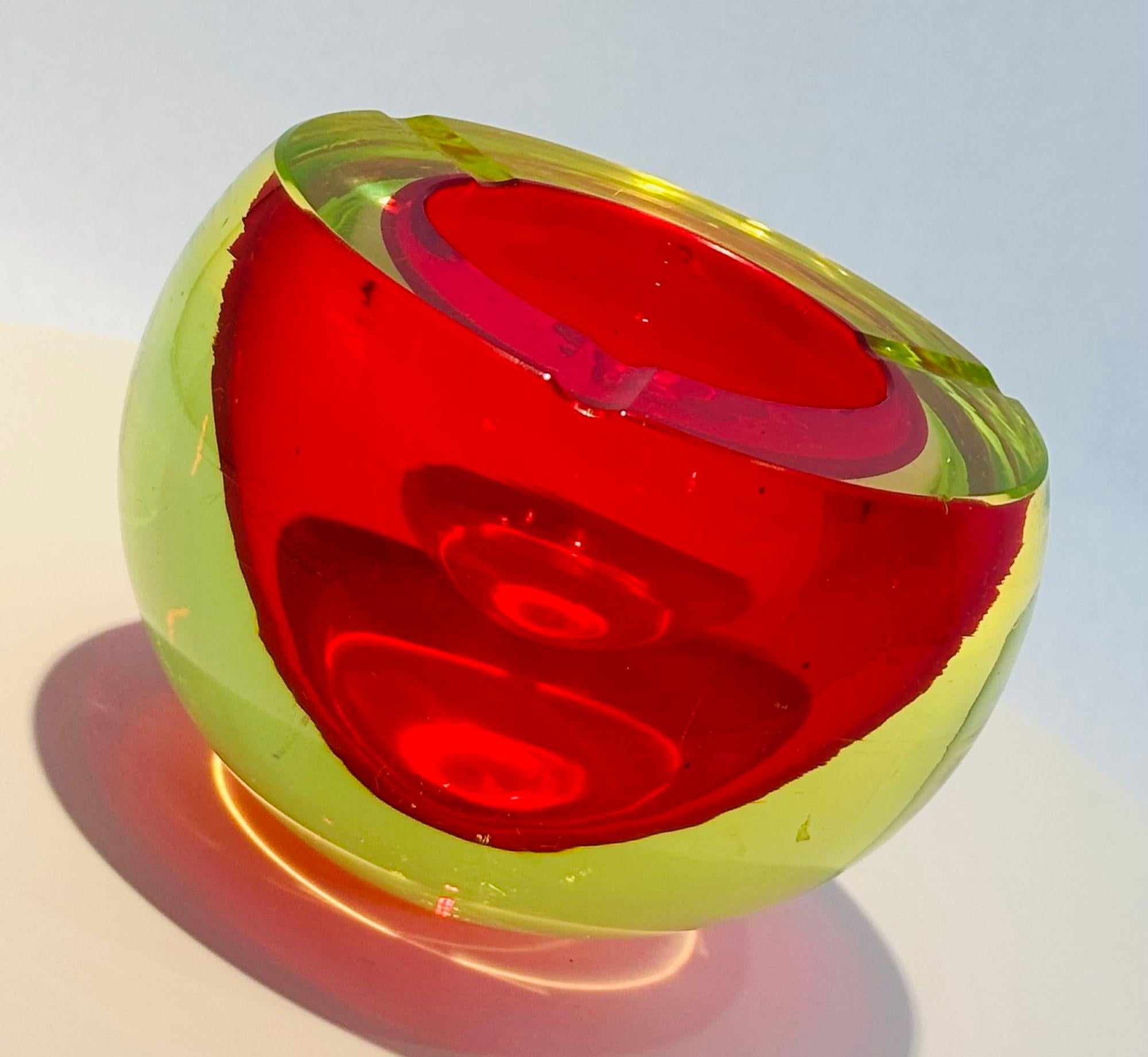 Años 60 Precioso cuenco, recogedor o cenicero vintage de cristal veneciano de Murano soplado a mano en verde y amarillo, atribuido a Flavio Poli para Seguso Vetri d'Arte.
Cuenco Sommerso de cristal artístico de Murano, verde y amarillo, moderno de
