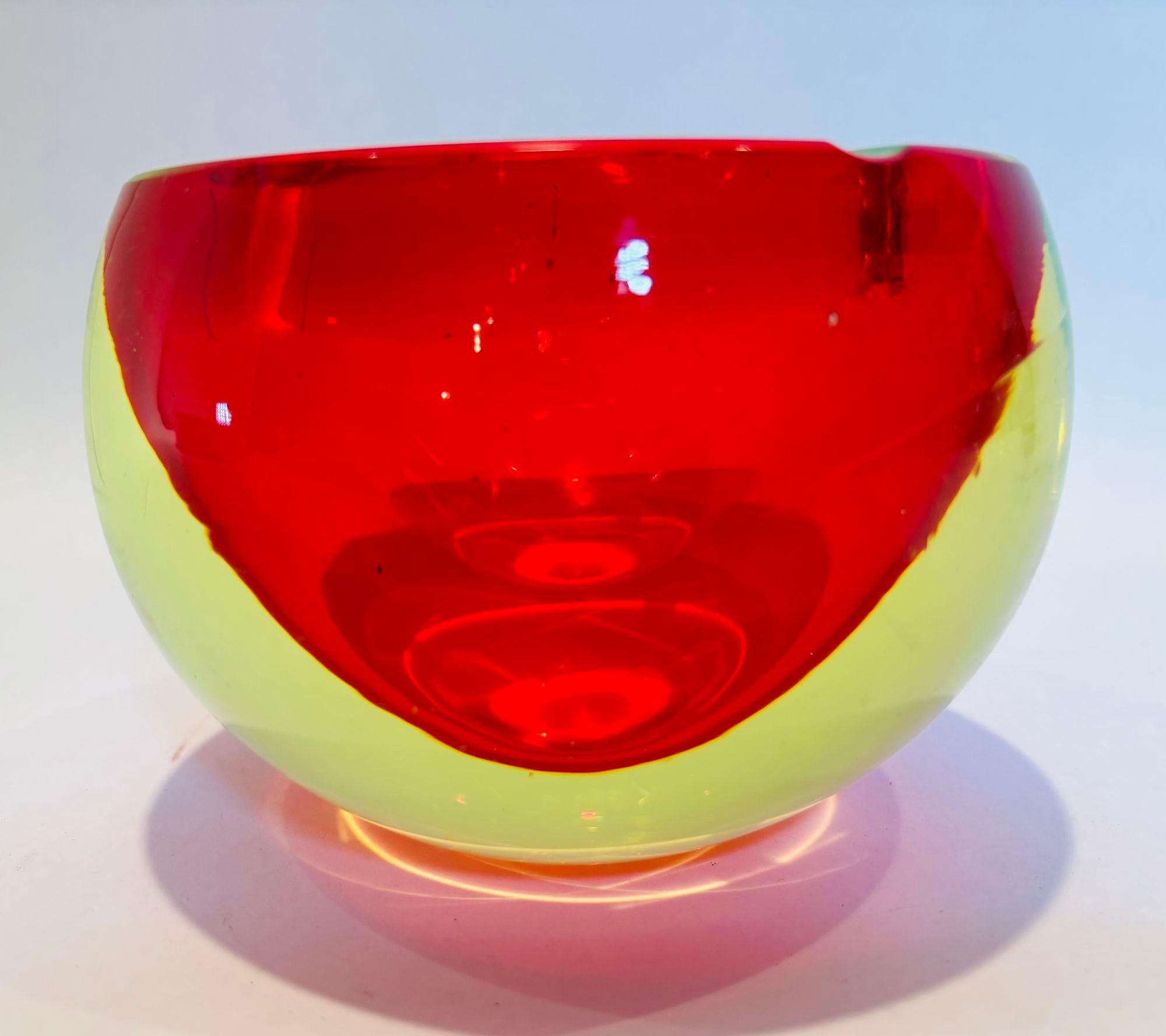 Cenicero de cristal artístico Murano Glass Sommerso rojo y amarillo 1960 Moderno de mediados de siglo