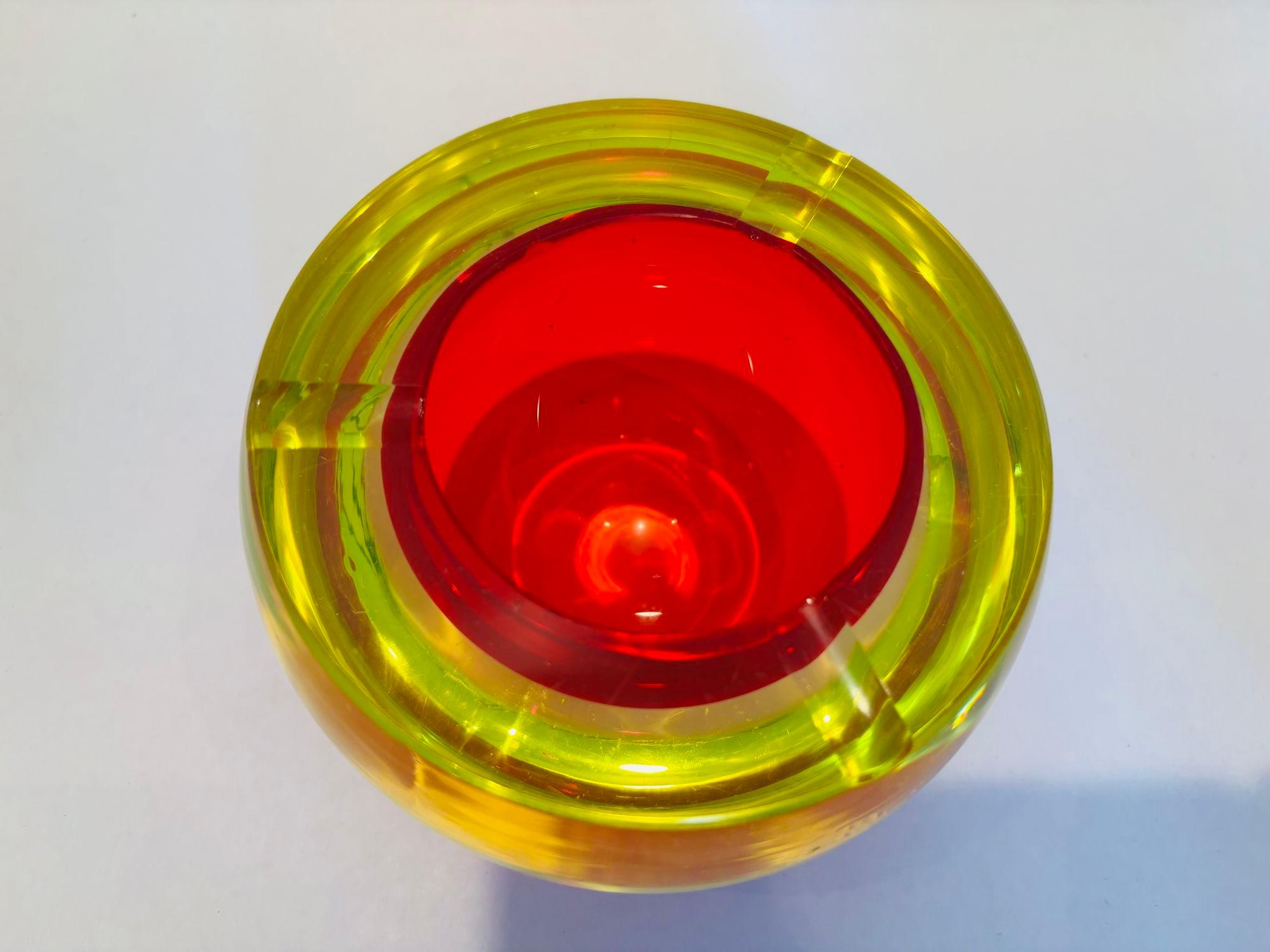 Cenicero de cristal artístico Murano Glass Sommerso rojo y amarillo 1960 Italiano