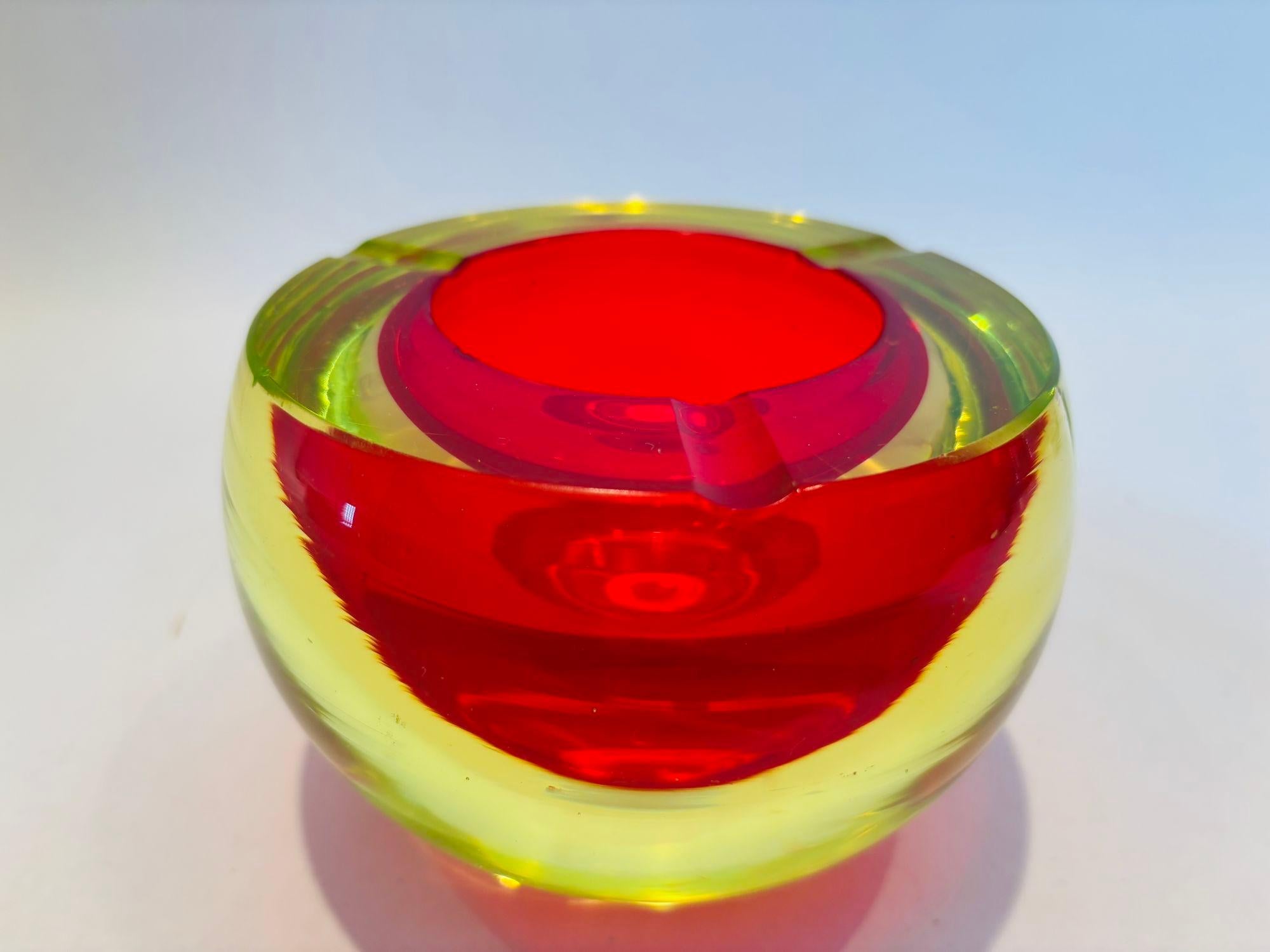 Cenicero de cristal artístico Murano Glass Sommerso rojo y amarillo 1960 Hecho a mano