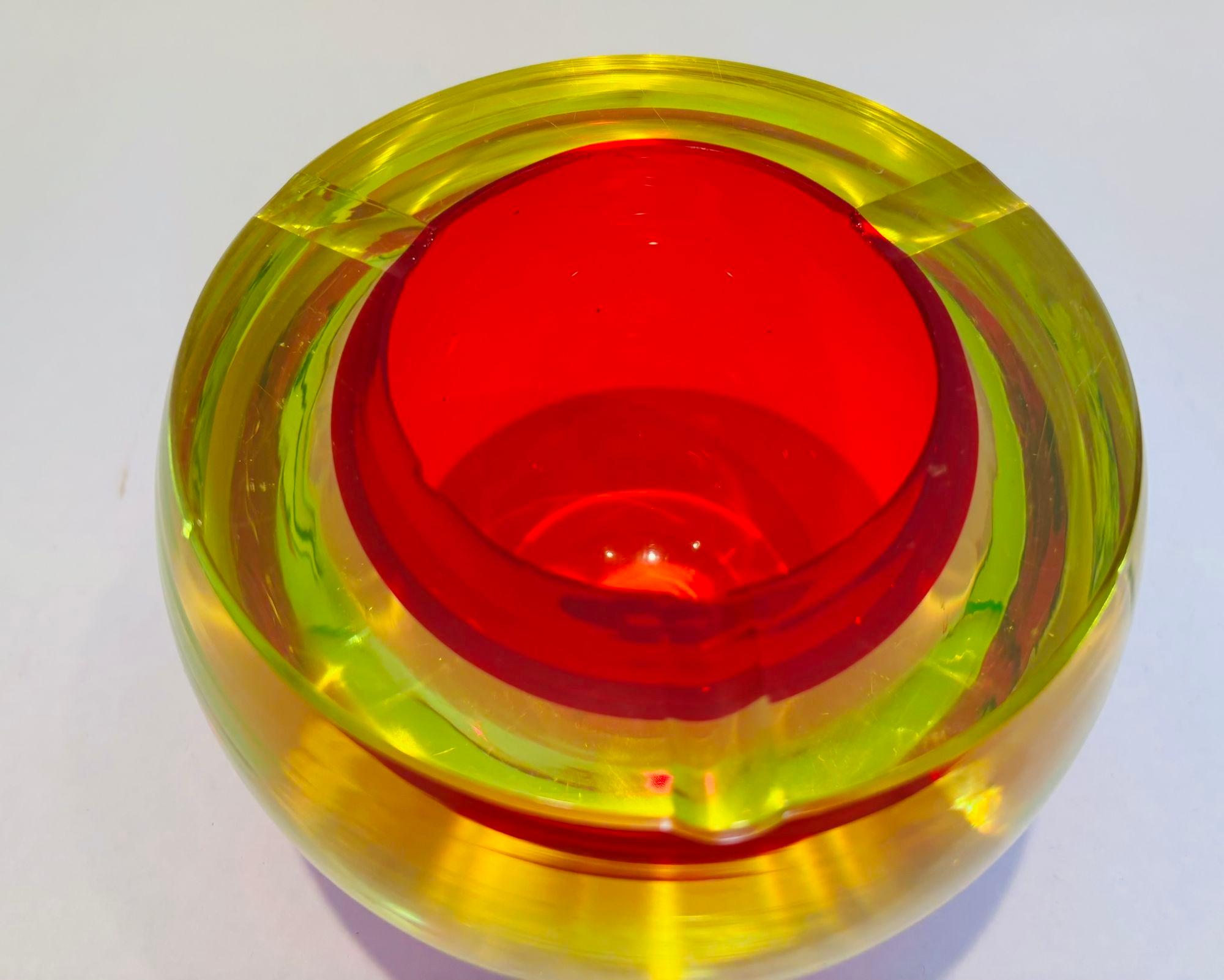 Cenicero de cristal artístico Murano Glass Sommerso rojo y amarillo 1960 en Bueno Estado en North Hollywood, CA